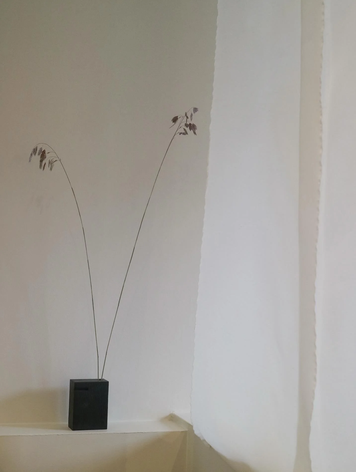 Beautiful Sollip restaurant @sollip_restaurant in London featuring one of our Burnt Oak Ikebana Vases with floral design by Nari Yi @yinari__ 

📷 @bomee_ki @sollip_restaurant