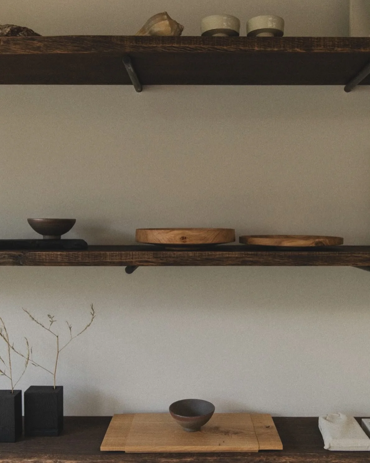 Our showroom is open today from 11am - 4pm. Just 2 Saturdays left to visit us before we close for Winter. Our last open day will be next Saturday 20th Dec.

Pop in to see our collection of handmade objects and furniture. Beautiful trays, plinths, alt