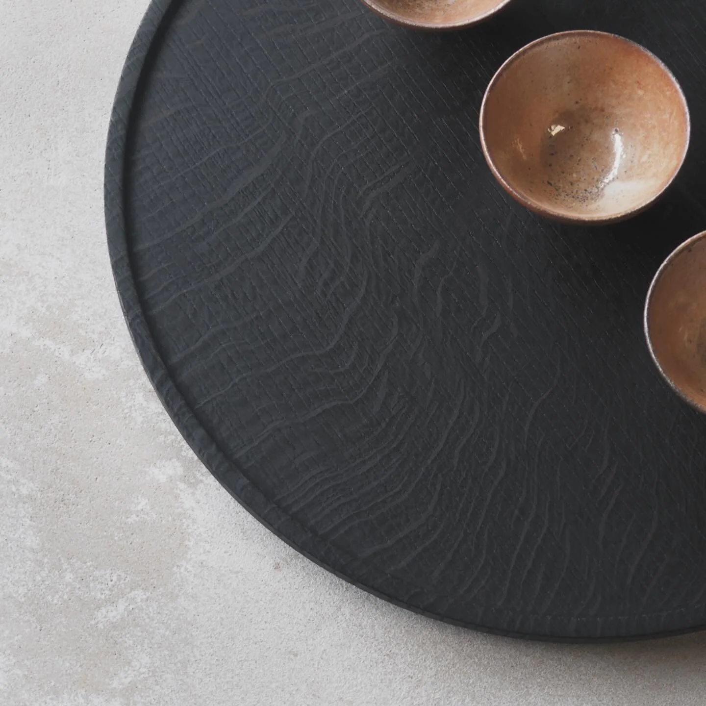 Beautiful medullary rays in Circular Burnt English Oak Tray 3, available from our Winter Collection online.
Photographed with shino yunomi made by @popaliniandjezando - these are also available from our online shop.