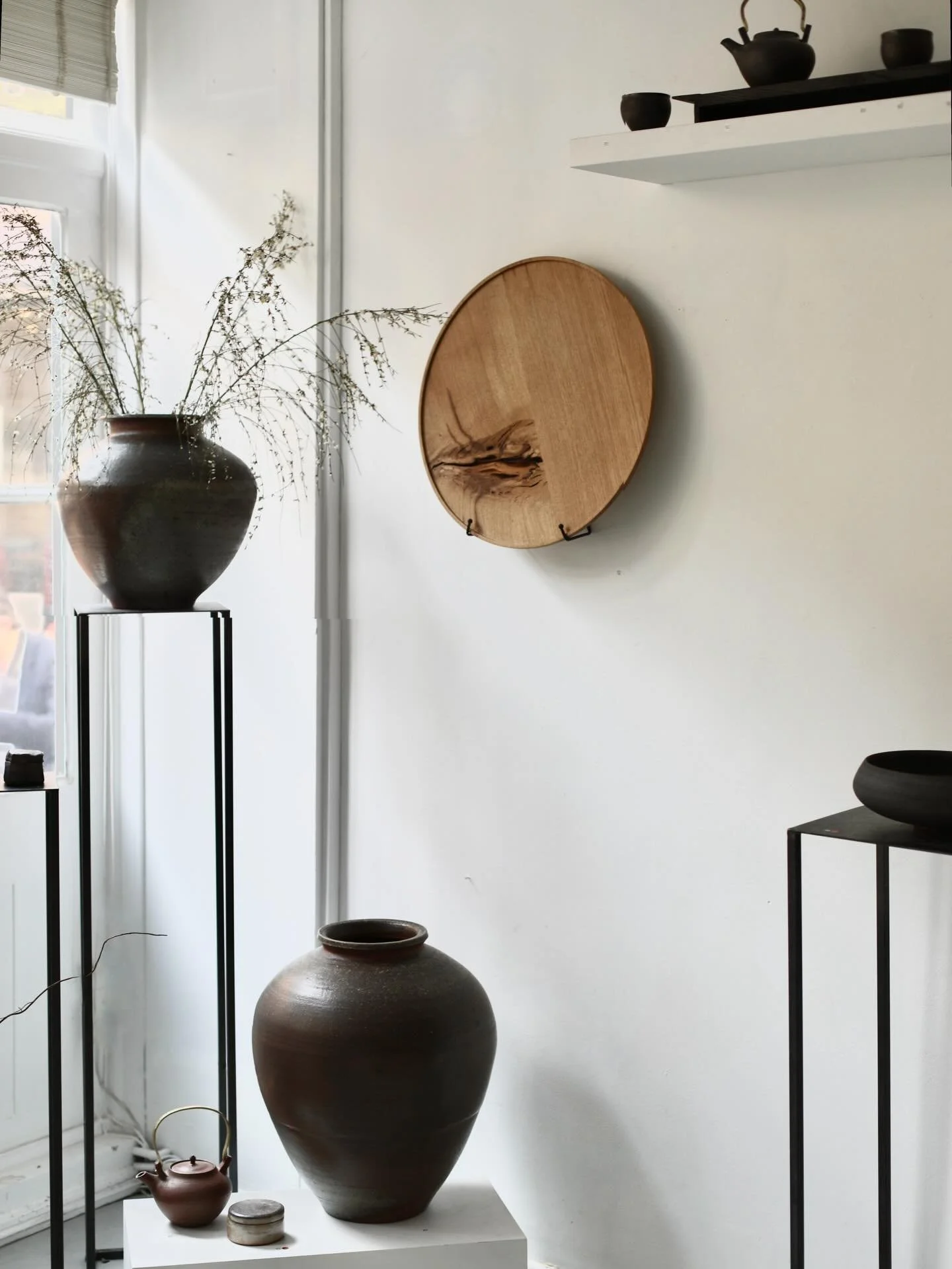 One of our extra large English Oak Circular Trays displayed beautifully on the wall at Maud &amp; Mabel, as part of their current group exhibition RITUAL OBJECTS.
And in good company next to two stunning Tsubo jars by @popaliniandjezando 

The exhibi