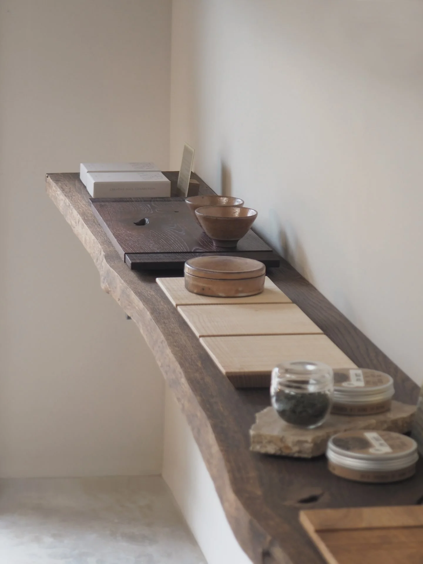 Gallery details from TEA + CLOUDS @flowerbird.windmoon 

Creative Soul Deck by @thenandnowstudio 
Smoked English Ash Tray by @pachadesignuk 
Open Yunomi by @popaliniandjezando 
Square Plinths in English Ash by @pachadesignuk 
Shino Glazed Incense Box