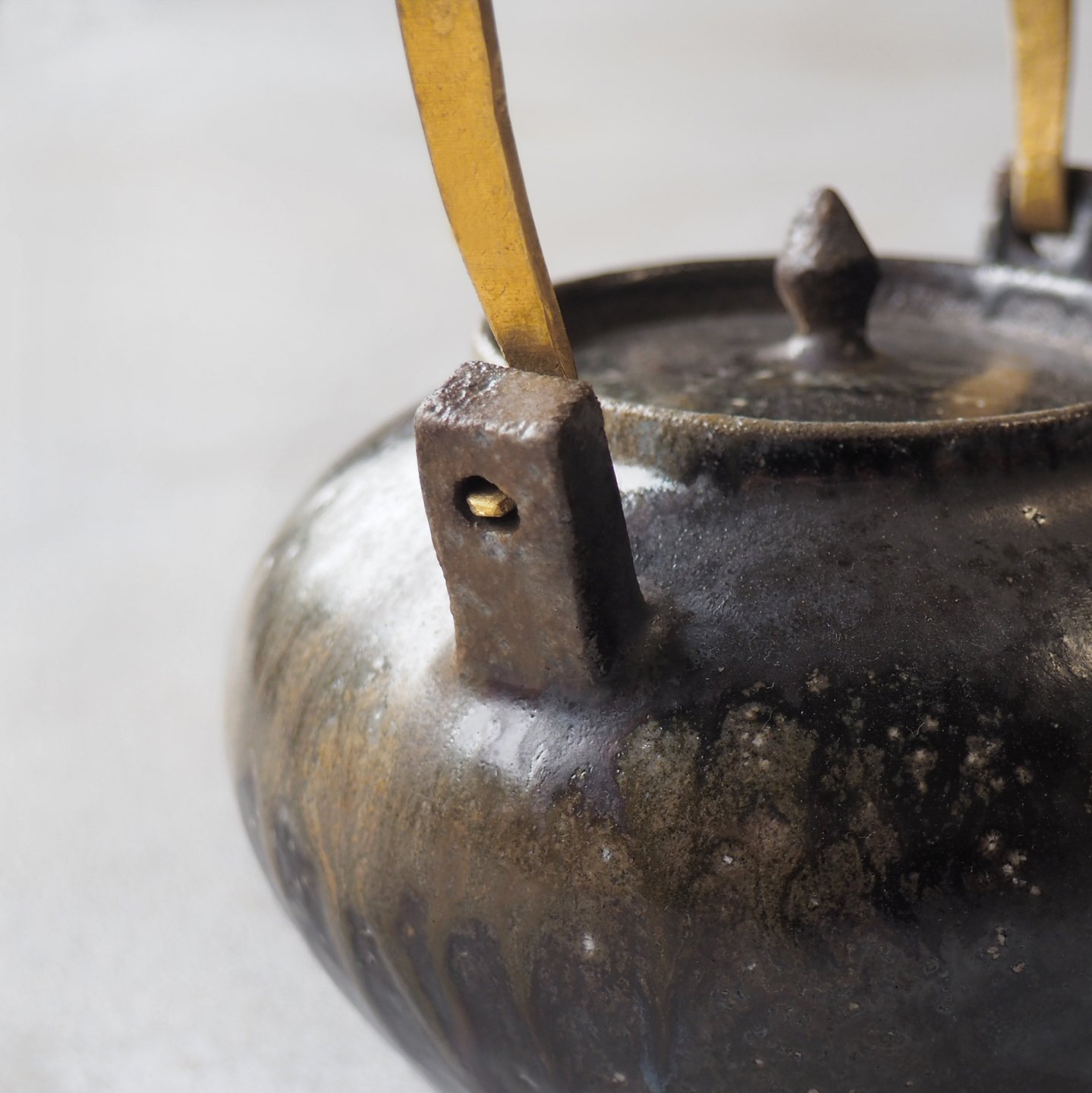 teapot-with-hammered-brass-handle-1e-pachadesign.jpg