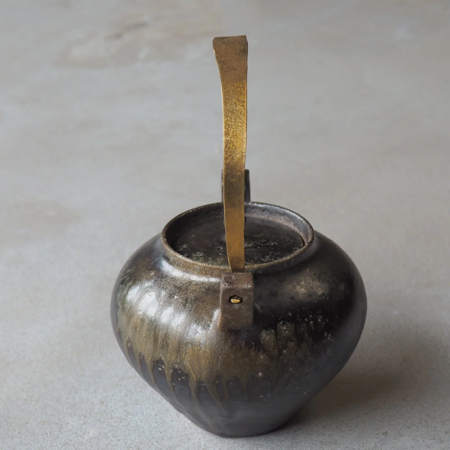 teapot-with-hammered-brass-handle-1f-pachadesign.jpg