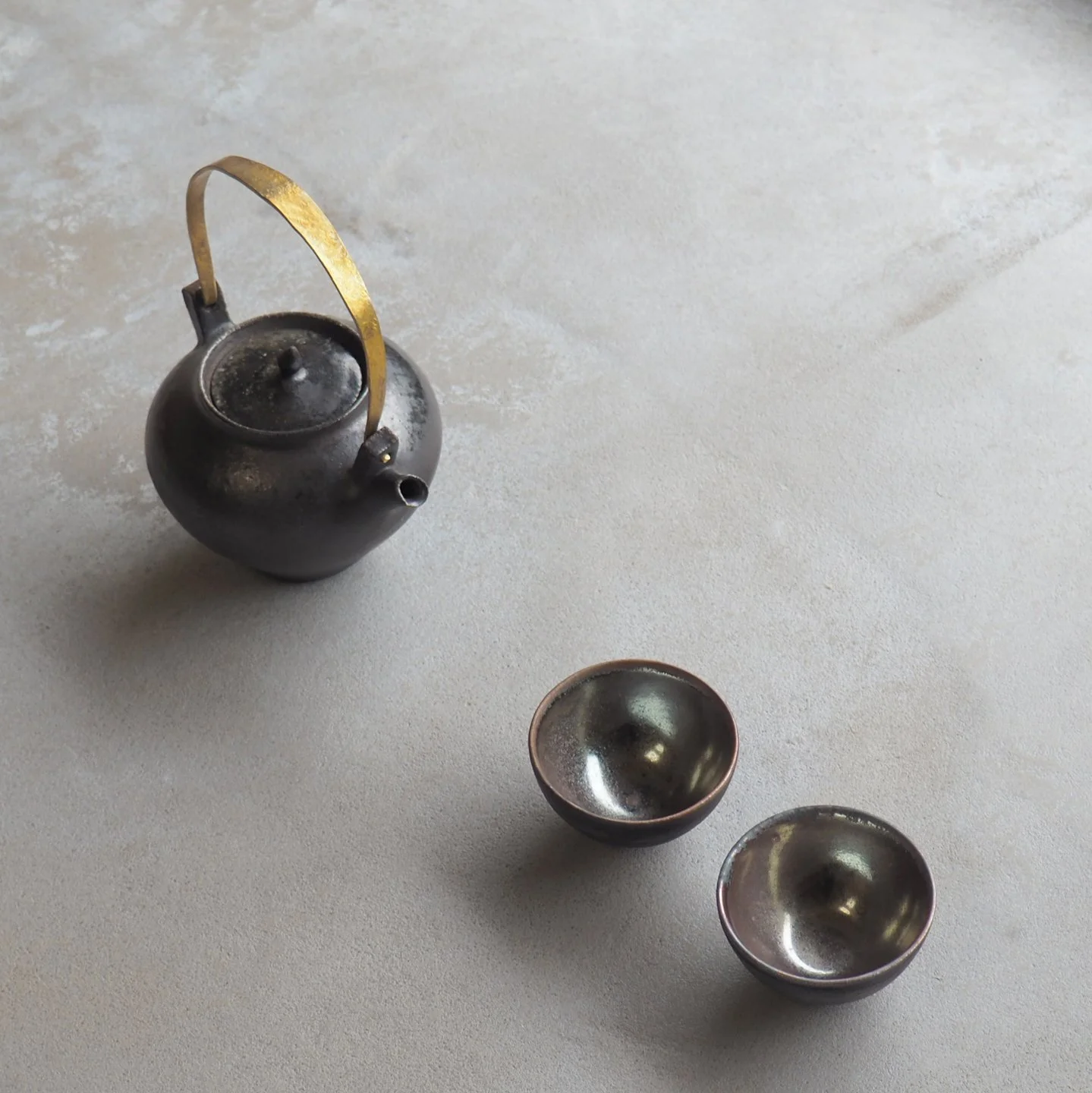 teapot-with-hammered-brass-handle-1b-pachadesign.jpg