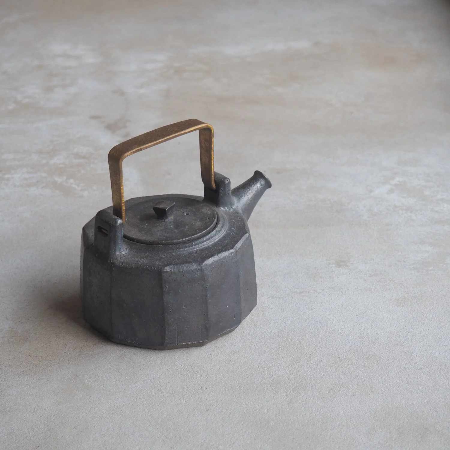 iron-wash-teapot-2a-popalini-jezando-pachadesign.jpg
