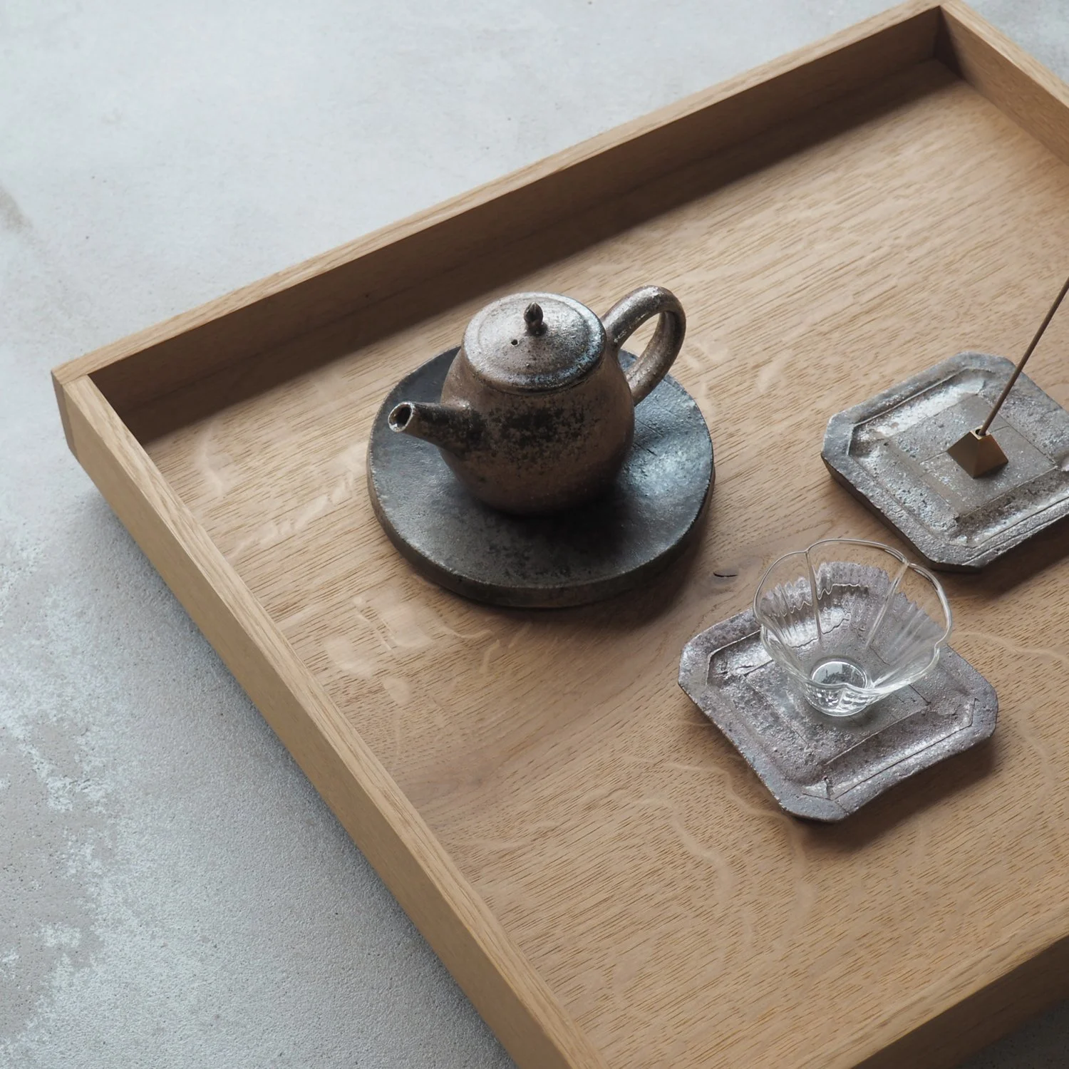 oak-and-brass-tray-1d-pachadesign.jpg