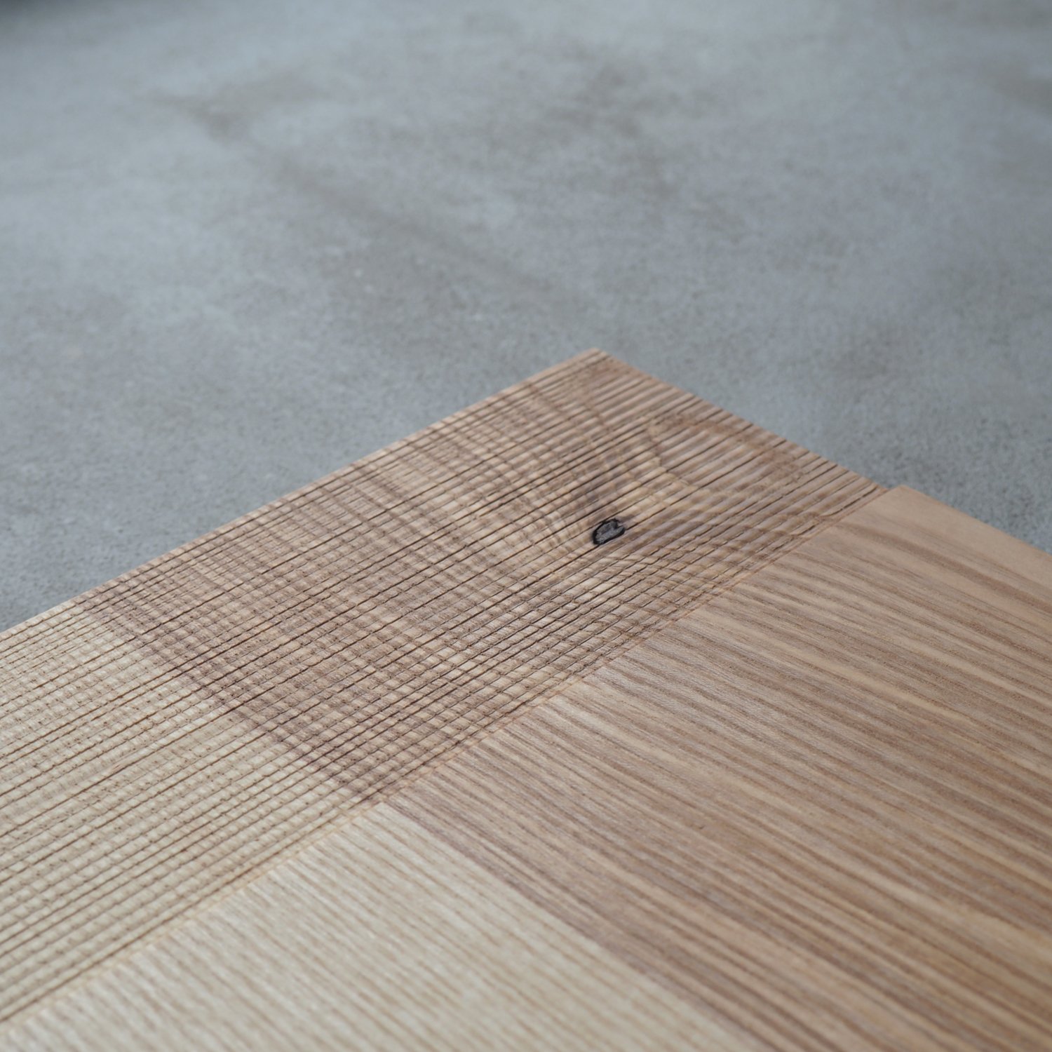 ash-tray-with-sawn-texture-2f-pachadesign.jpg