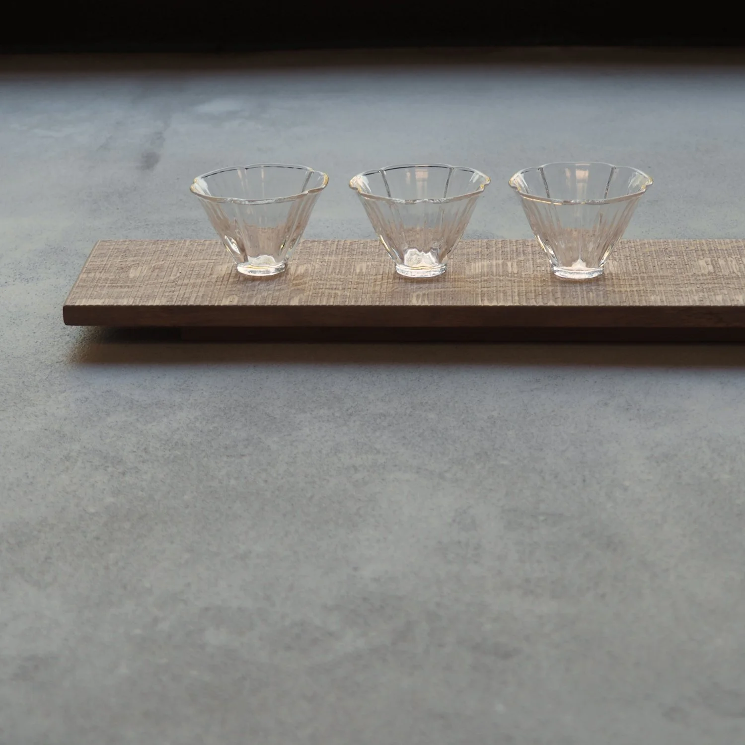 long-oak-tray-plinth-with-sawn-texture-1b-pachadesign.jpg