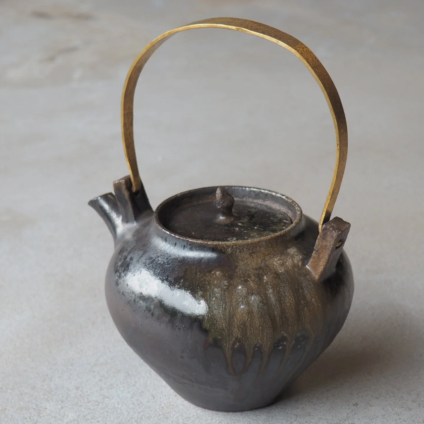 teapot-with-hammered-brass-handle-1a-pachadesign.jpg