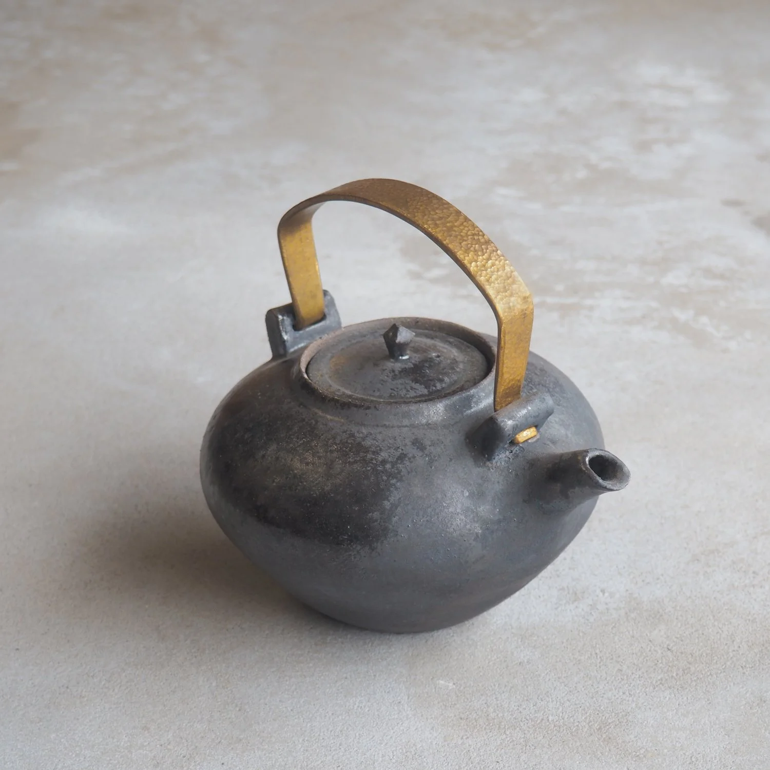 iron-wash-teapot-1b-popalini-jezando-pachadesign.jpg