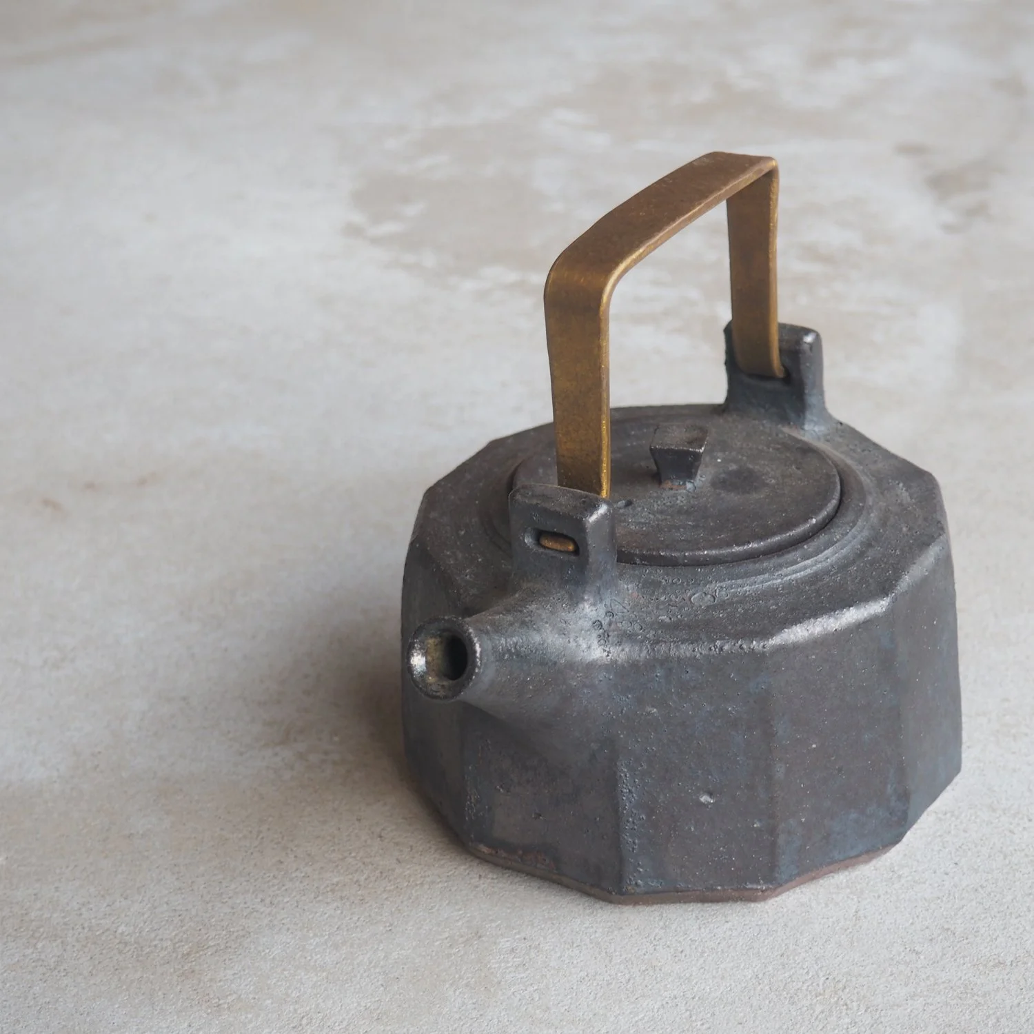 iron-wash-teapot-2d-popalini-jezando-pachadesign.jpg