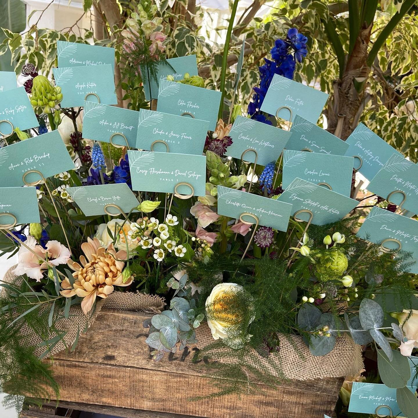 A garden of escort cards 🌿🍃🌿
.
.
.
#escortcards #seatingplan #tableplan #weddingdesign #weddingflorals #rusticwedding #proudlyprinted #livandluc