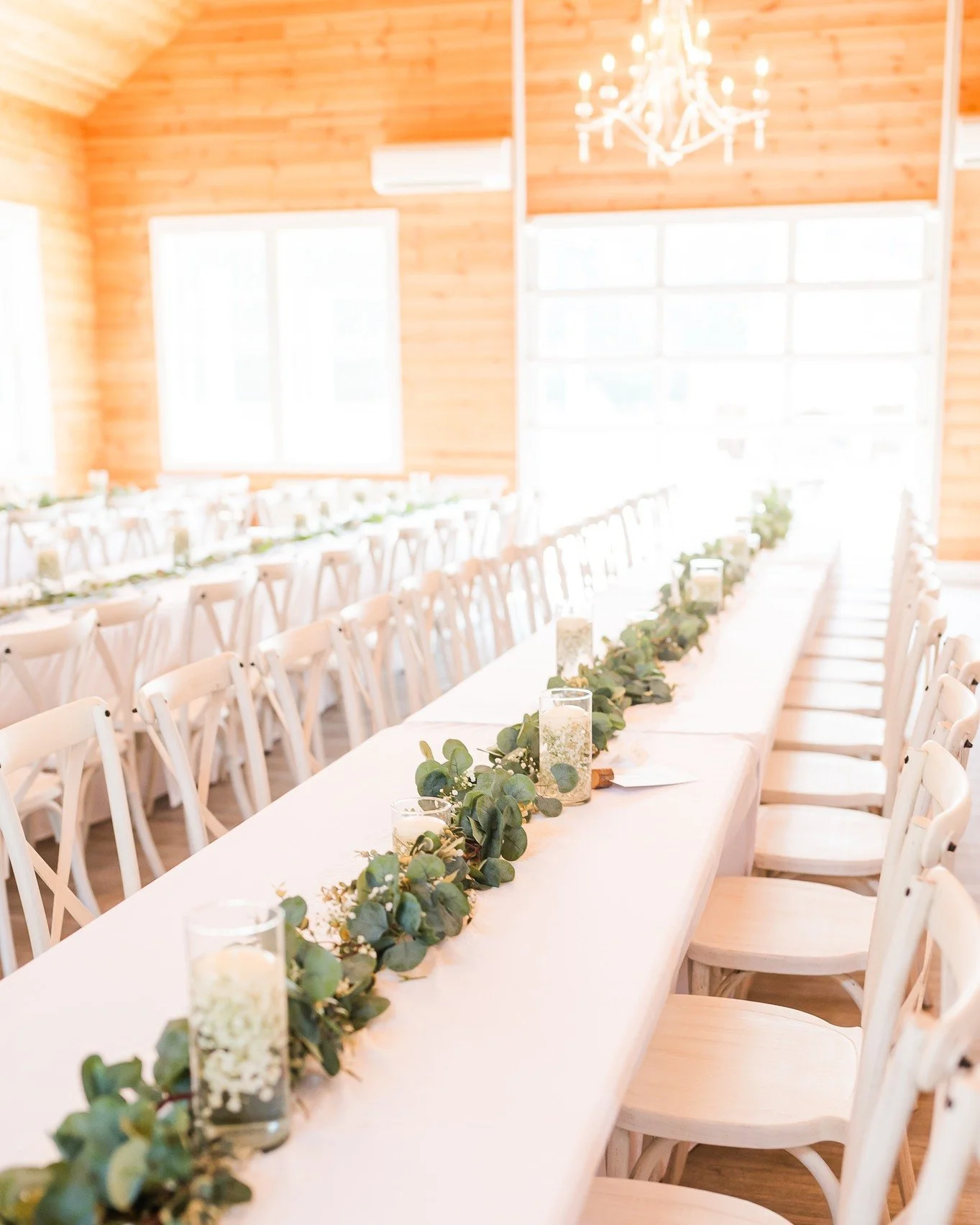 ✨ We love a timeless blue &amp; white moment ✨
Still swooning over this lovely wedding from last year as the Ruarks approach their first anniversary 🤍

At Loblolly Acres, our rental packages include everything you need for a seamless and stunning ev