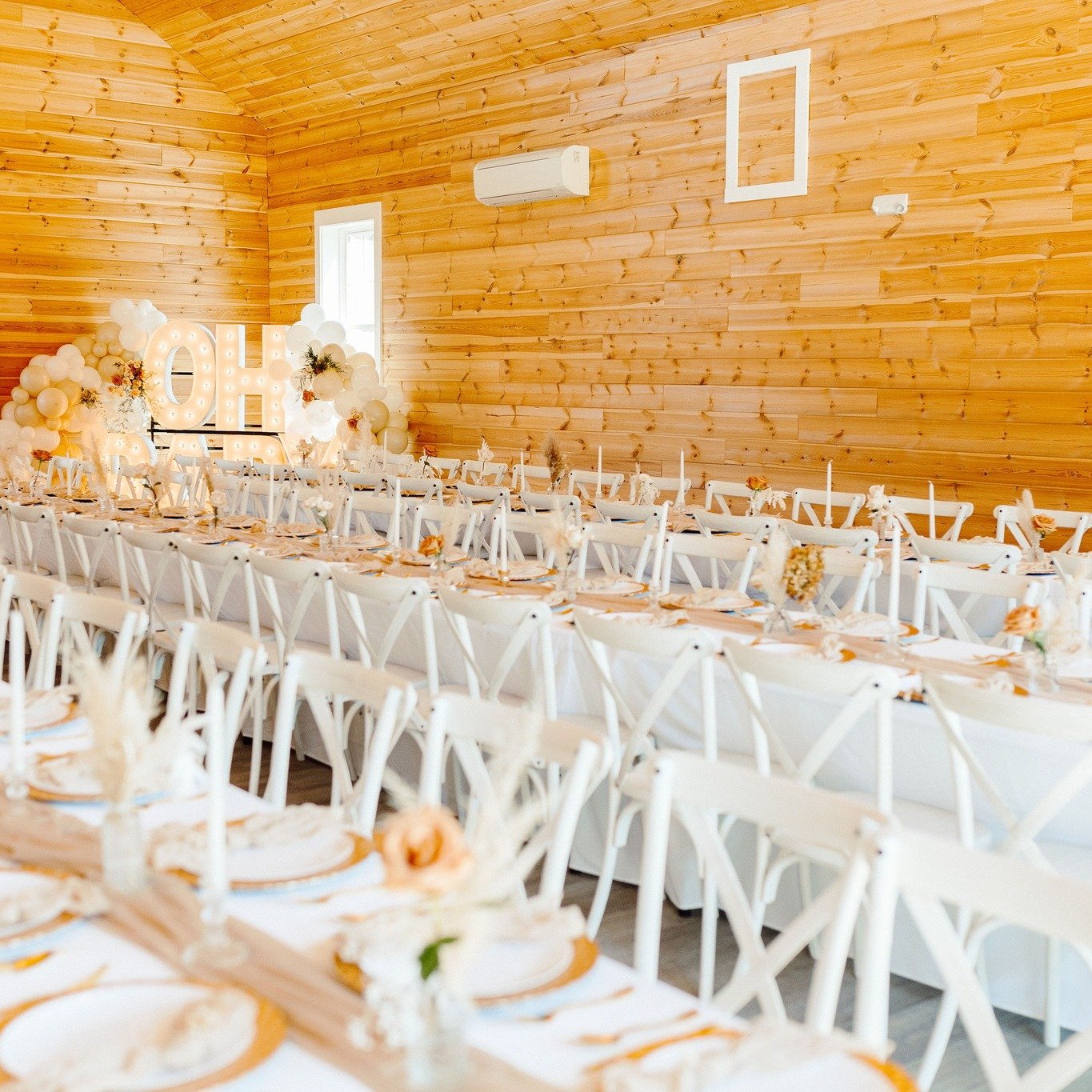 Tablescapes in the Magnolia Barn ✨ Our venue offers a timeless setting for weddings and celebrations

Celebrate your special day with us on the farm 

Learn More &amp; Book a Tour of our Venue https://www.loblollyacres.com/bookings

Photos ; 2 by Cai