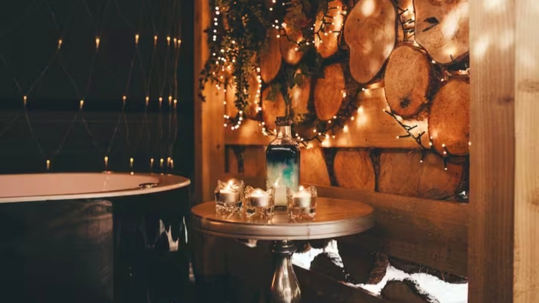A+table+full+of+candles+beside+the+jacuzzi+to+put+your+champagne+as+you+relax.jpg