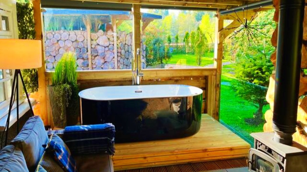 Enjoy+the+outdoors+and+a+cosy+jacuzzi+in+private.jpg