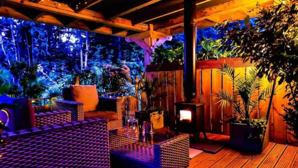 Luxurious+outdoor+seating+with+stove%2C+blankets+and+hot+water+bottles.jpg