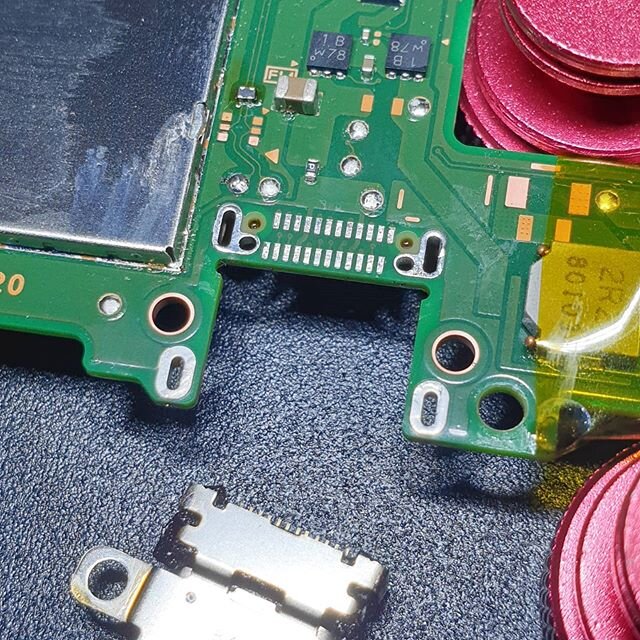 Nintendo Switch USB-C port replacement all completed 🎮

If you require a repair, send us a DM.

#happyfones #techrepairs #bedford #uk #nintendo #nintendoswitch #repair #repaired #microsoldering #logicboard #happycustomer #stayhome #staysafe #covi̇d1