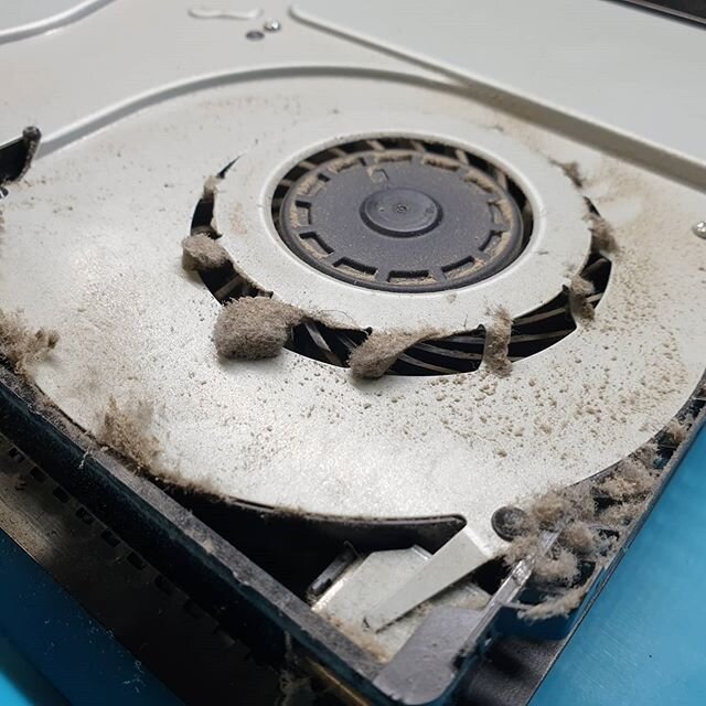 Does your PS4 or Xbox sound like a plane is about to take off?

The fan sounds noisy and maybe switching off?

Well, it's all due to the cooling system is failing and it's time for a service!

#happyfones #techrepairs #bedford #uk #sony #playstation4
