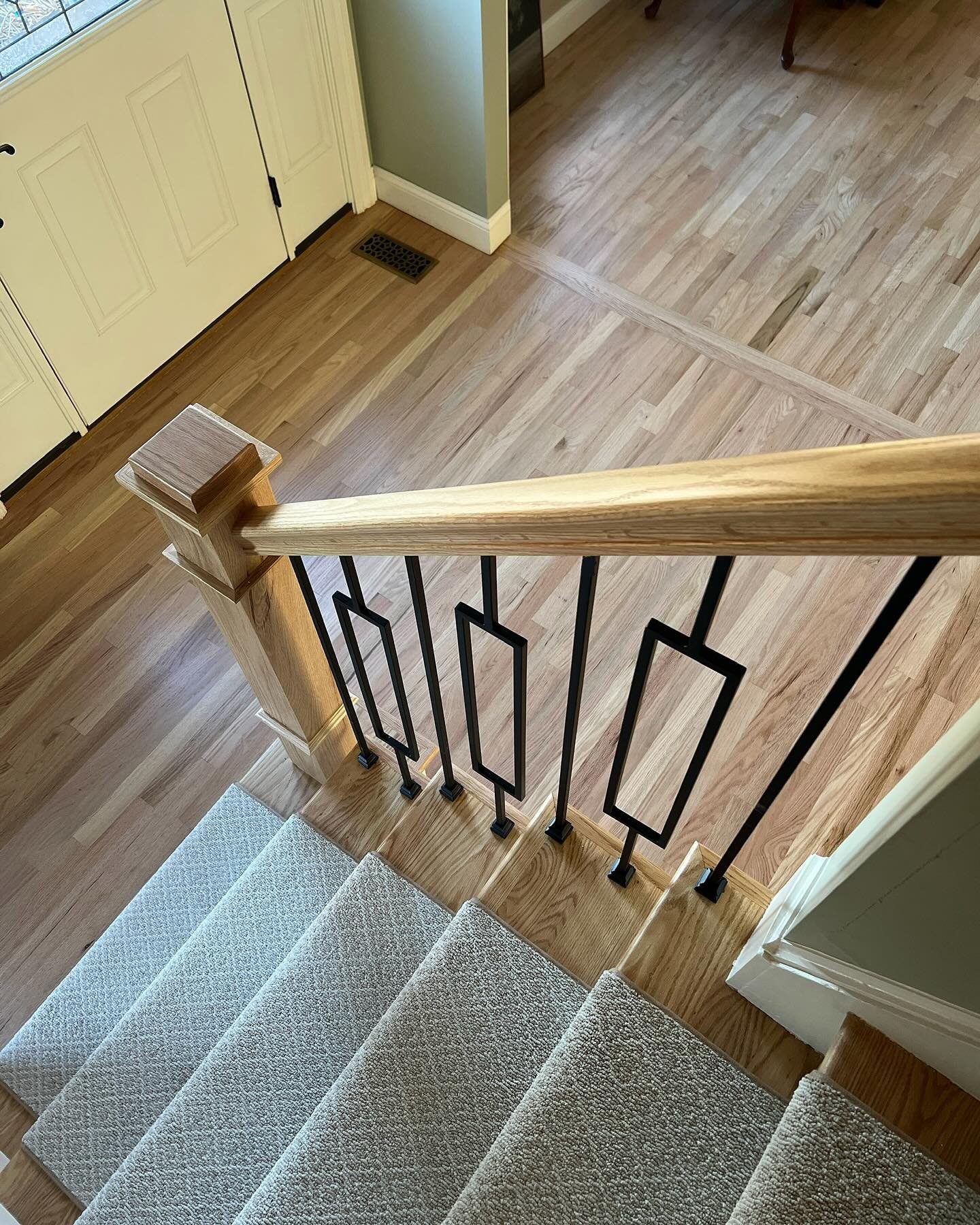 Highlighting this new handrail + runner moment!

#njhomes #newjerseydesign #njdesigners #njinteriordesigners #njcontractor #njflooring #newjerseyflooring