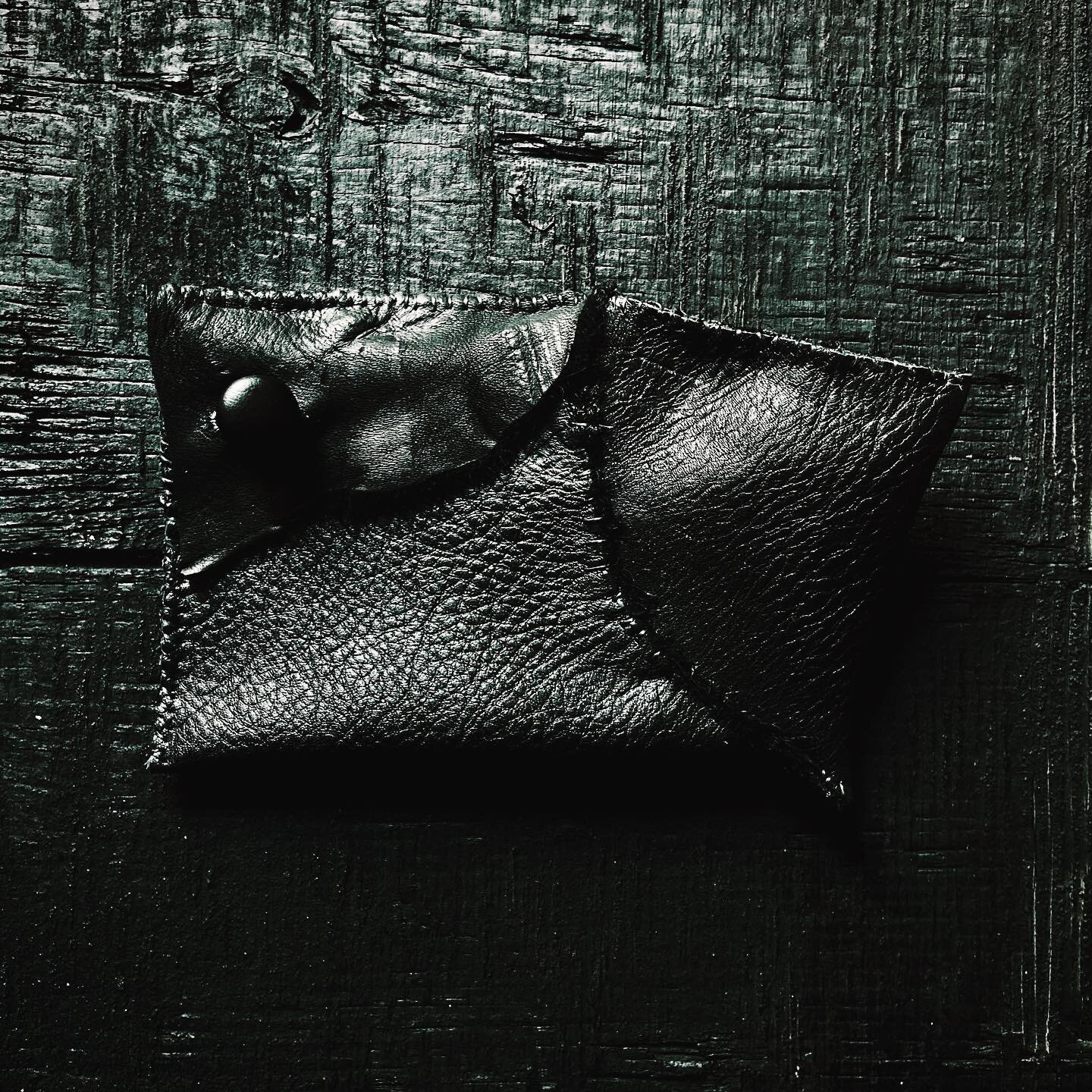 Medium hand-stitched leather pouch. 
+
#handstitched #leatherpouch #leatherwork #medieval #medievalleather #medievalleathercraft #heathenhandmade #ritualart #darkart #ancientcraft