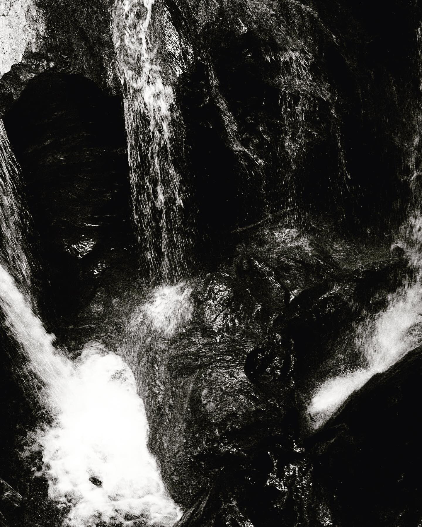 Fear exists within our blood. The scent of dried dead meat upon its release. Expel that fear in the form of water. An Iron throne carrying its path. 

+
#blackandwhite #waterfall #blackandwhitephotography #stone #water #rebirth