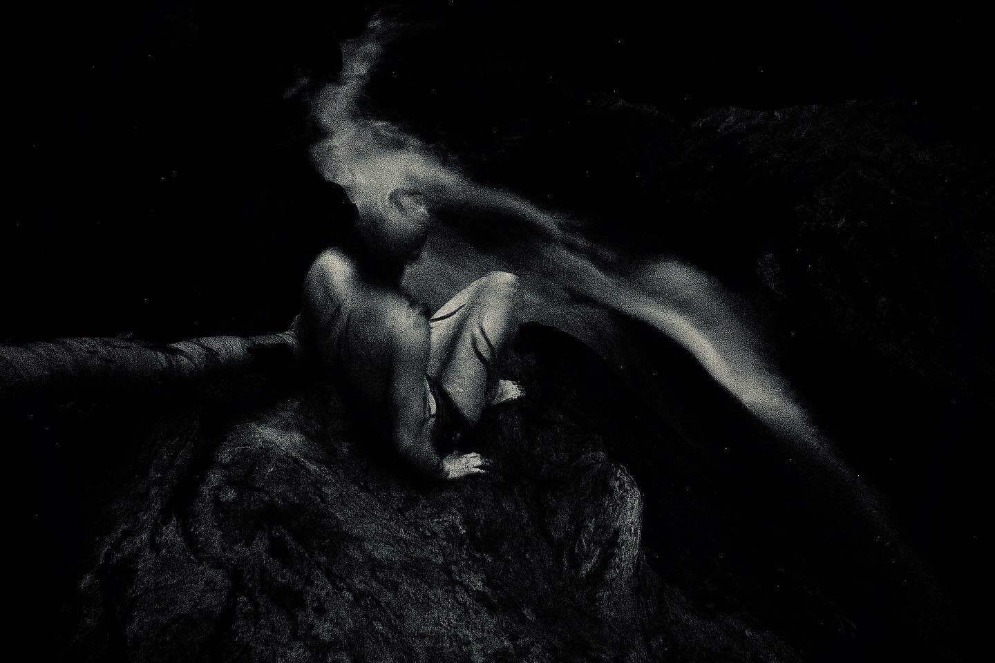 The skull moves, as does the water below. 

+

#ancient #ancestors #folklore #tribal #primitive #primeval #blackandwhitephotography #silvertone #bodypainting #natureportrait #blackmetalphotography #darkphotography #waterfall #butoh #finnishfolklore