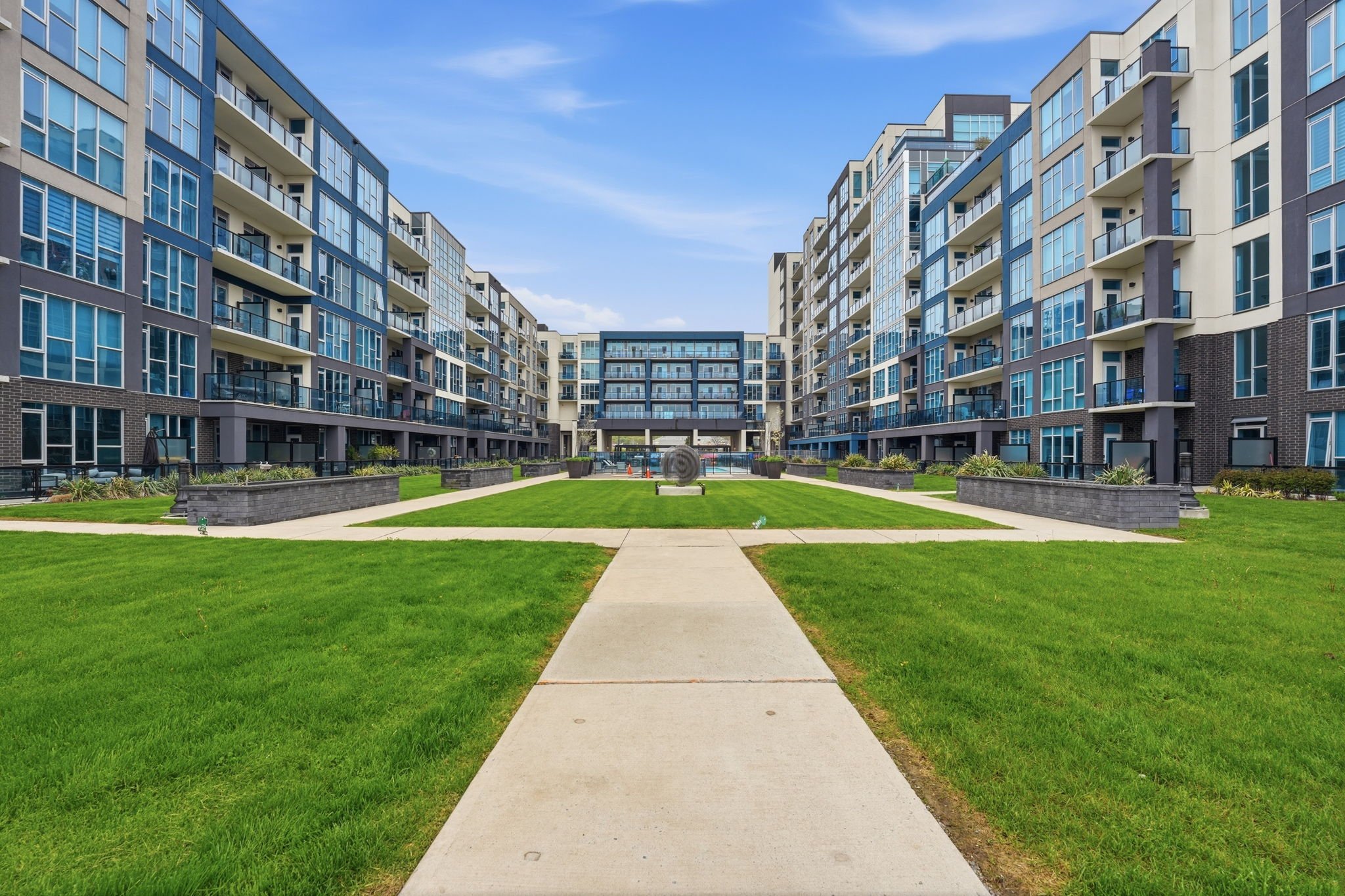 2-web-or-mls-642_-_16_Condord_Place_Grimsby_029.jpg