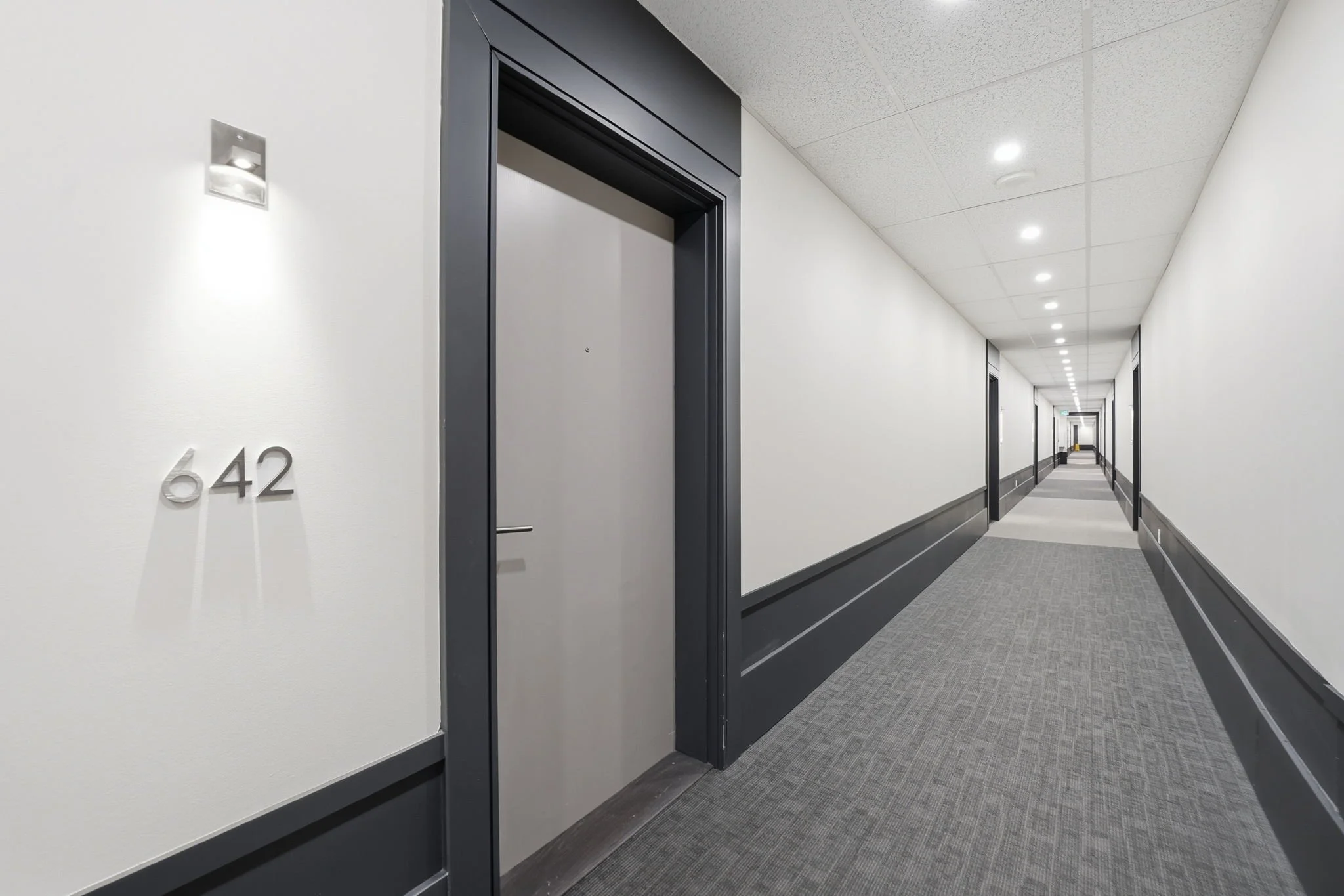 6-web-or-mls-642_-_16_Condord_Place_Grimsby_018.jpg