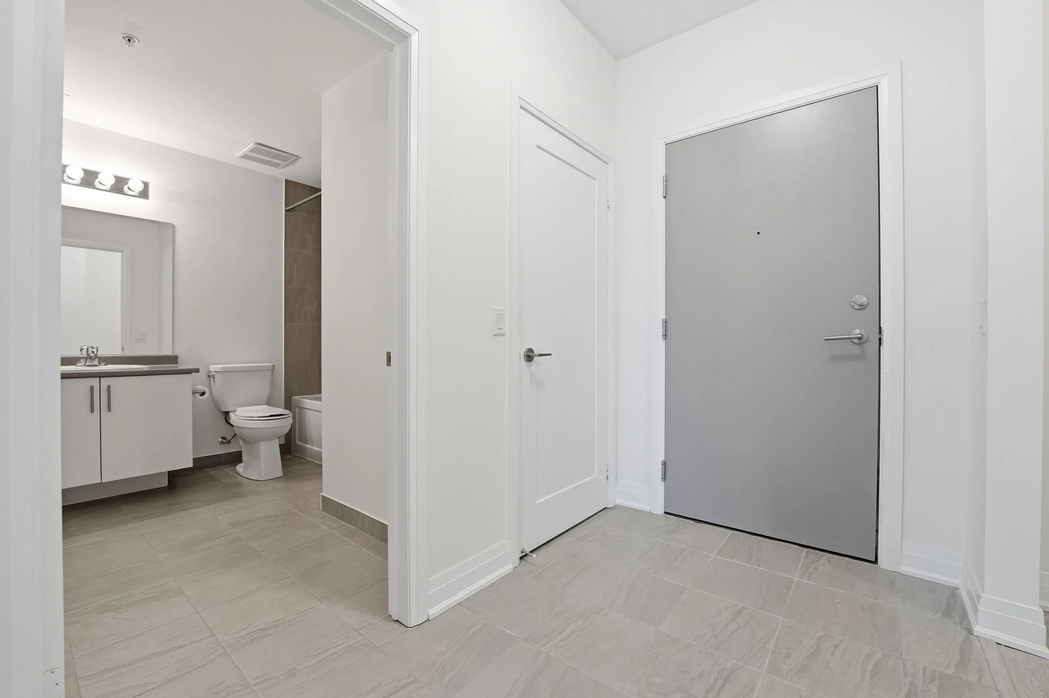 7-web-or-mls-642_-_16_Condord_Place_Grimsby_002.jpg