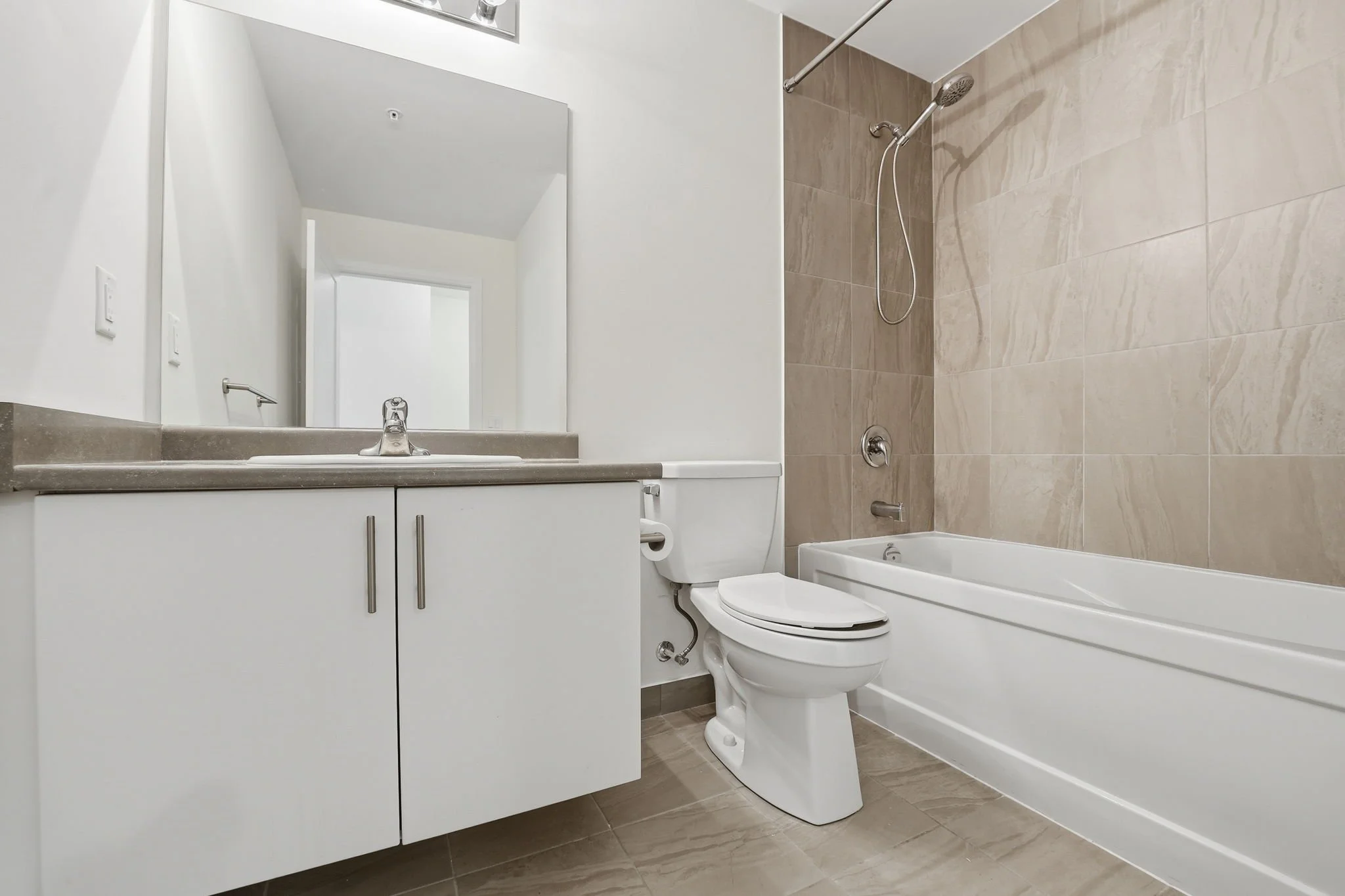 8-web-or-mls-642_-_16_Condord_Place_Grimsby_001.jpg