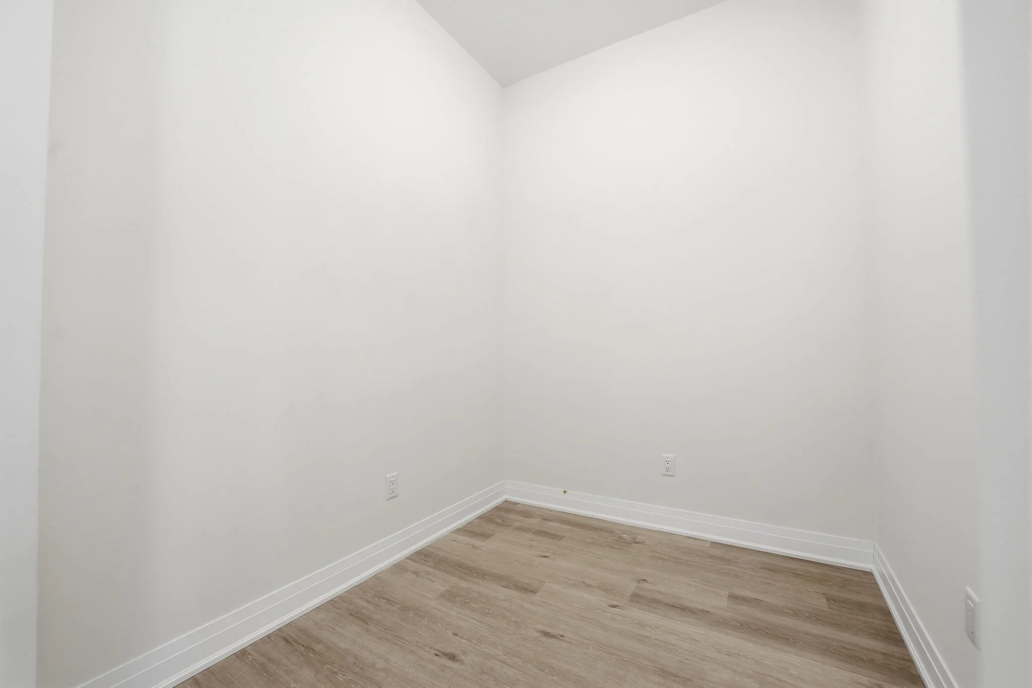 9-web-or-mls-642_-_16_Condord_Place_Grimsby_003.jpg
