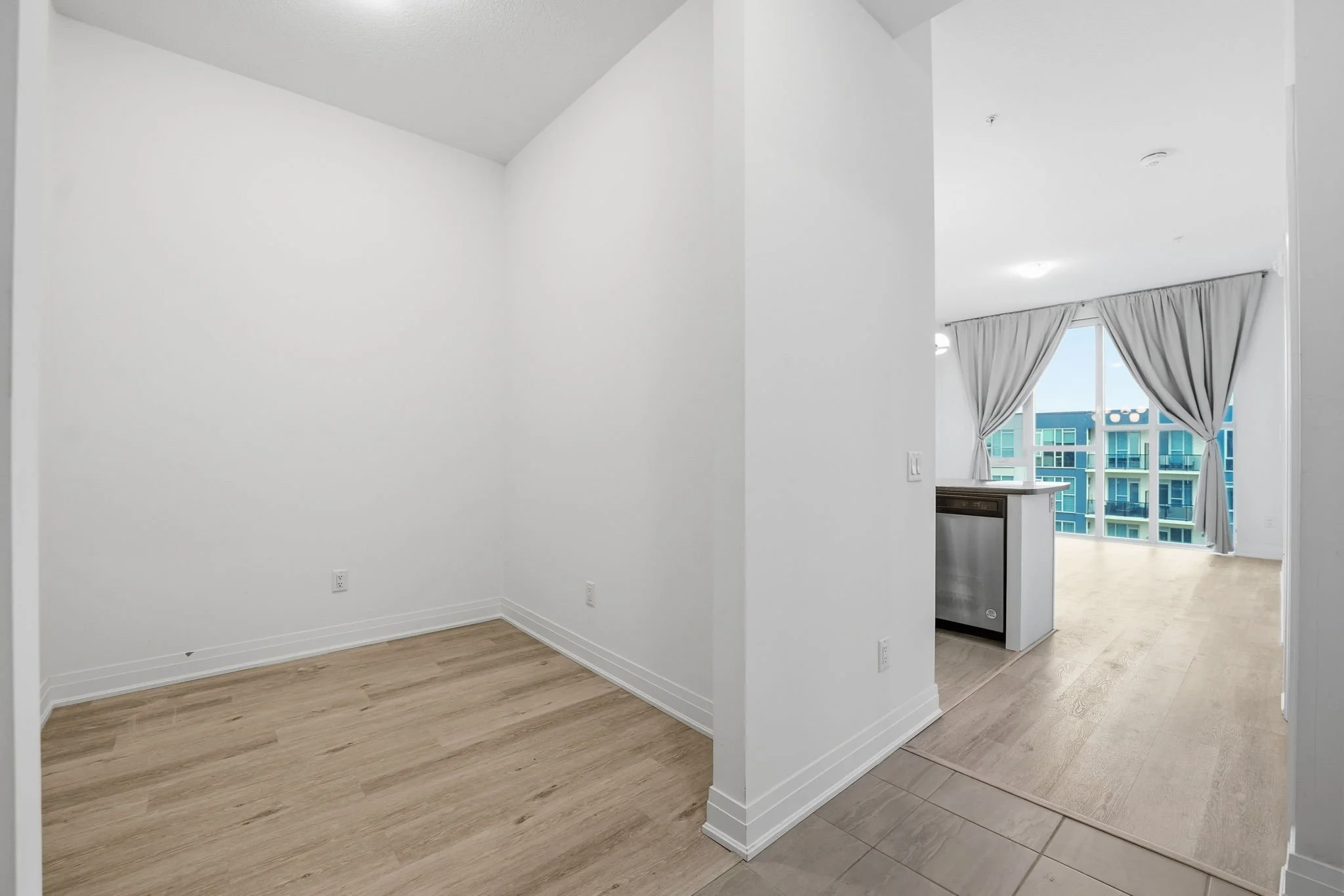 10-web-or-mls-642_-_16_Condord_Place_Grimsby_004.jpg