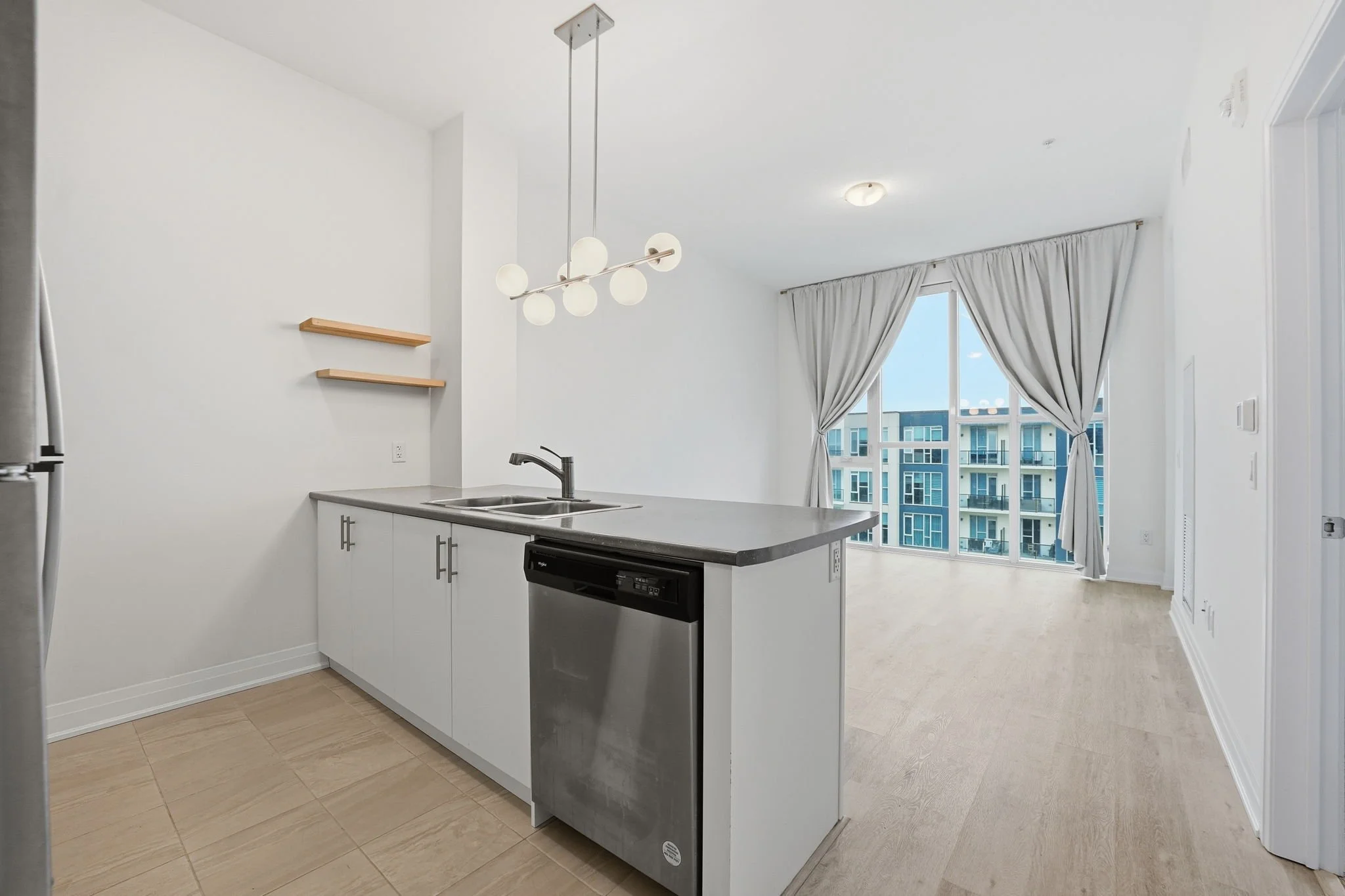 13-web-or-mls-642_-_16_Condord_Place_Grimsby_007.jpg