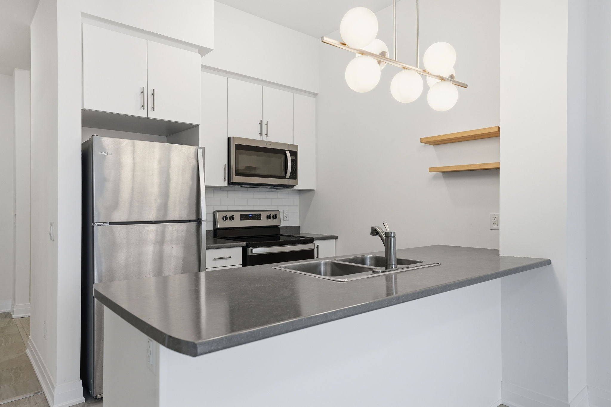 14-web-or-mls-642_-_16_Condord_Place_Grimsby_008.jpg