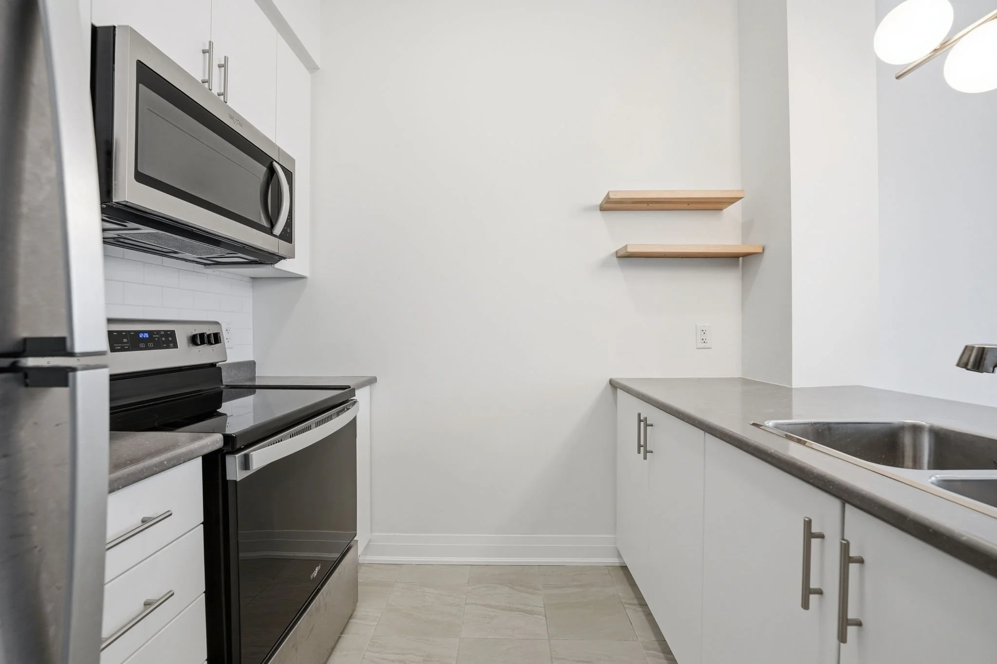 15-web-or-mls-642_-_16_Condord_Place_Grimsby_009.jpg