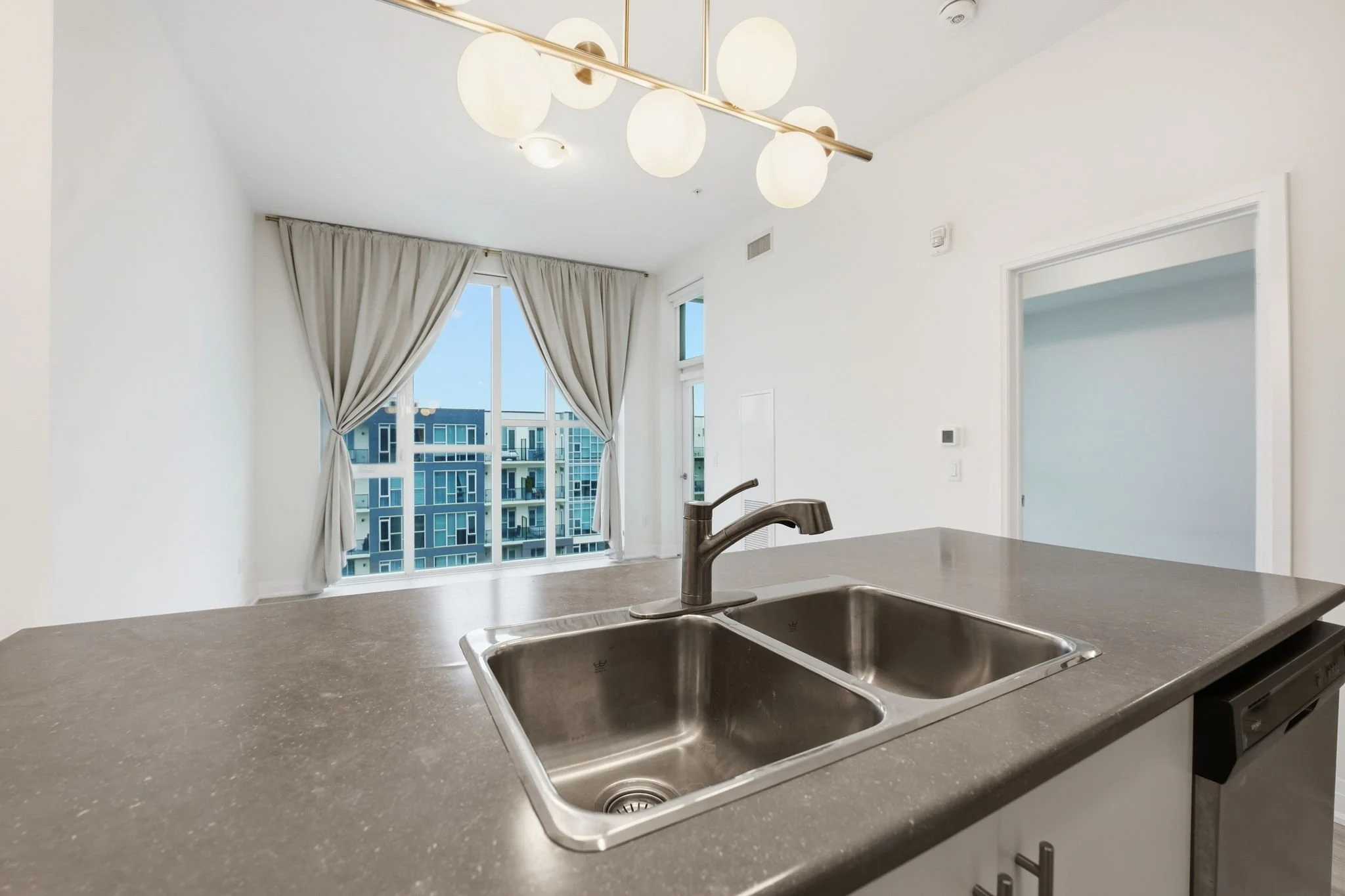 16-web-or-mls-642_-_16_Condord_Place_Grimsby_010.jpg