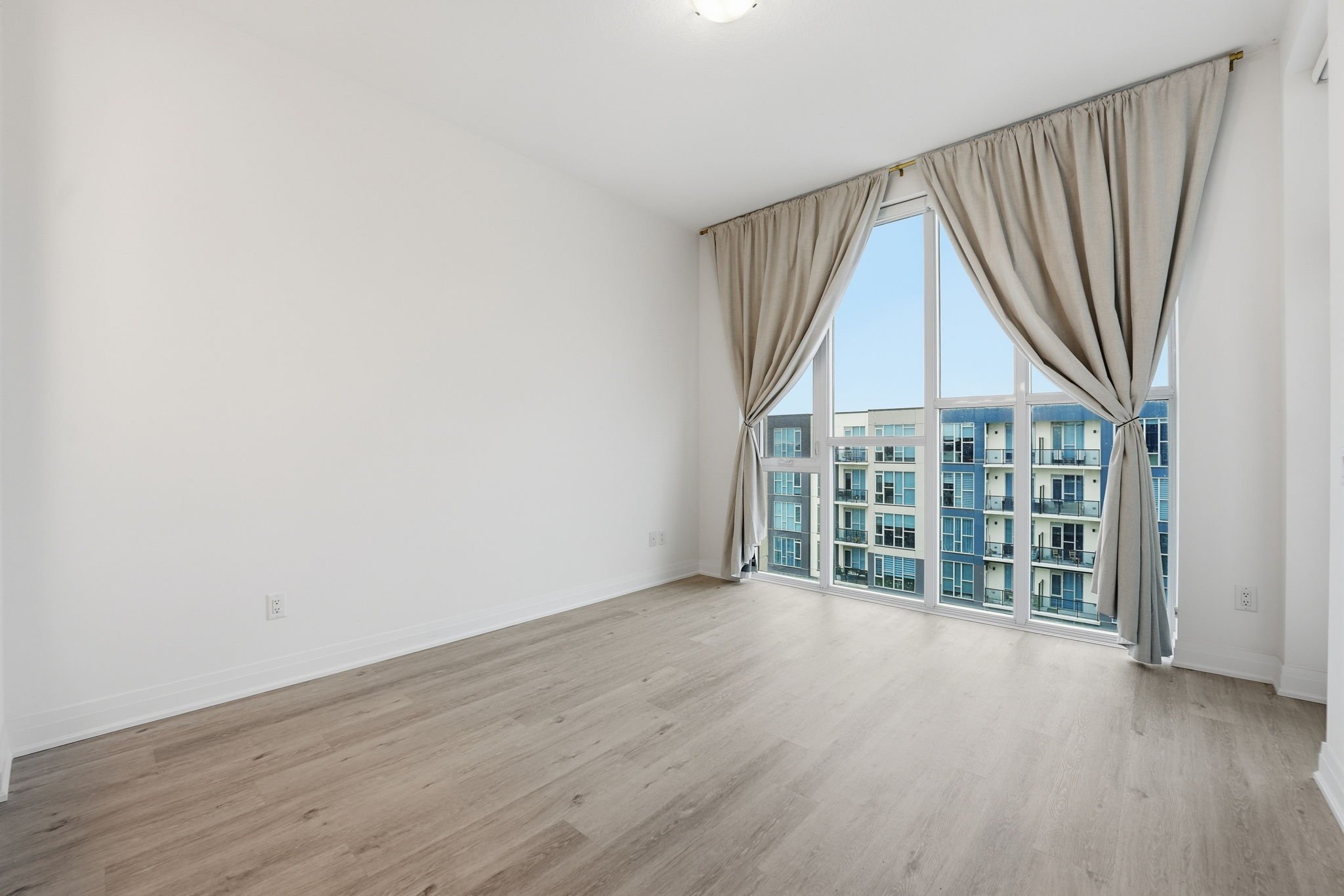 17-web-or-mls-642_-_16_Condord_Place_Grimsby_011.jpg