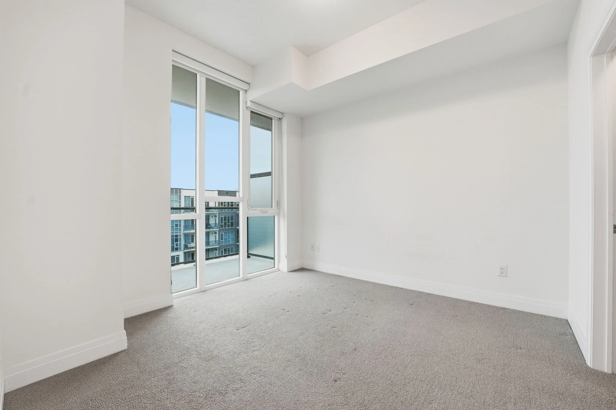 19-web-or-mls-642_-_16_Condord_Place_Grimsby_013.jpg