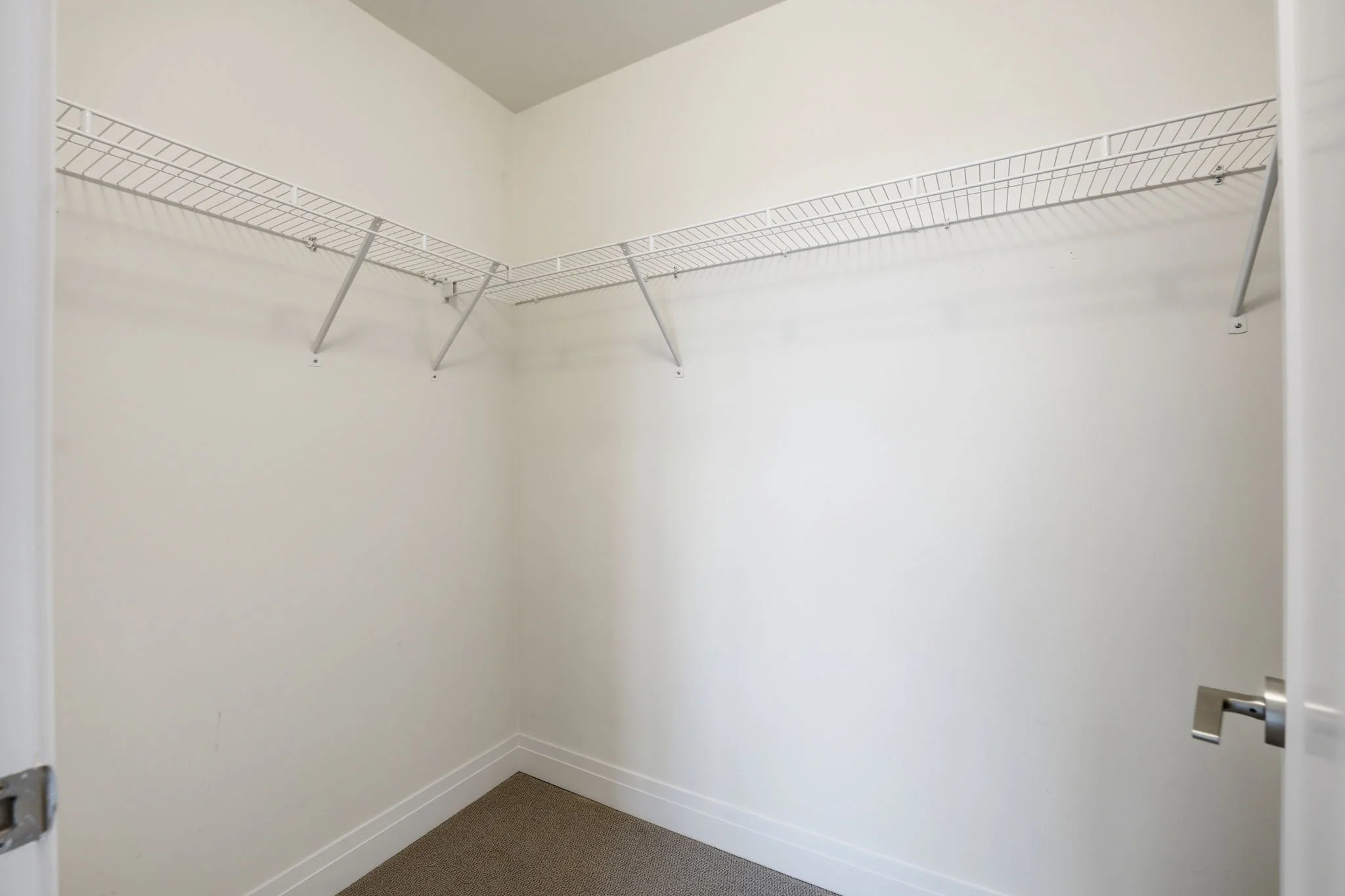 21-web-or-mls-642_-_16_Condord_Place_Grimsby_015.jpg
