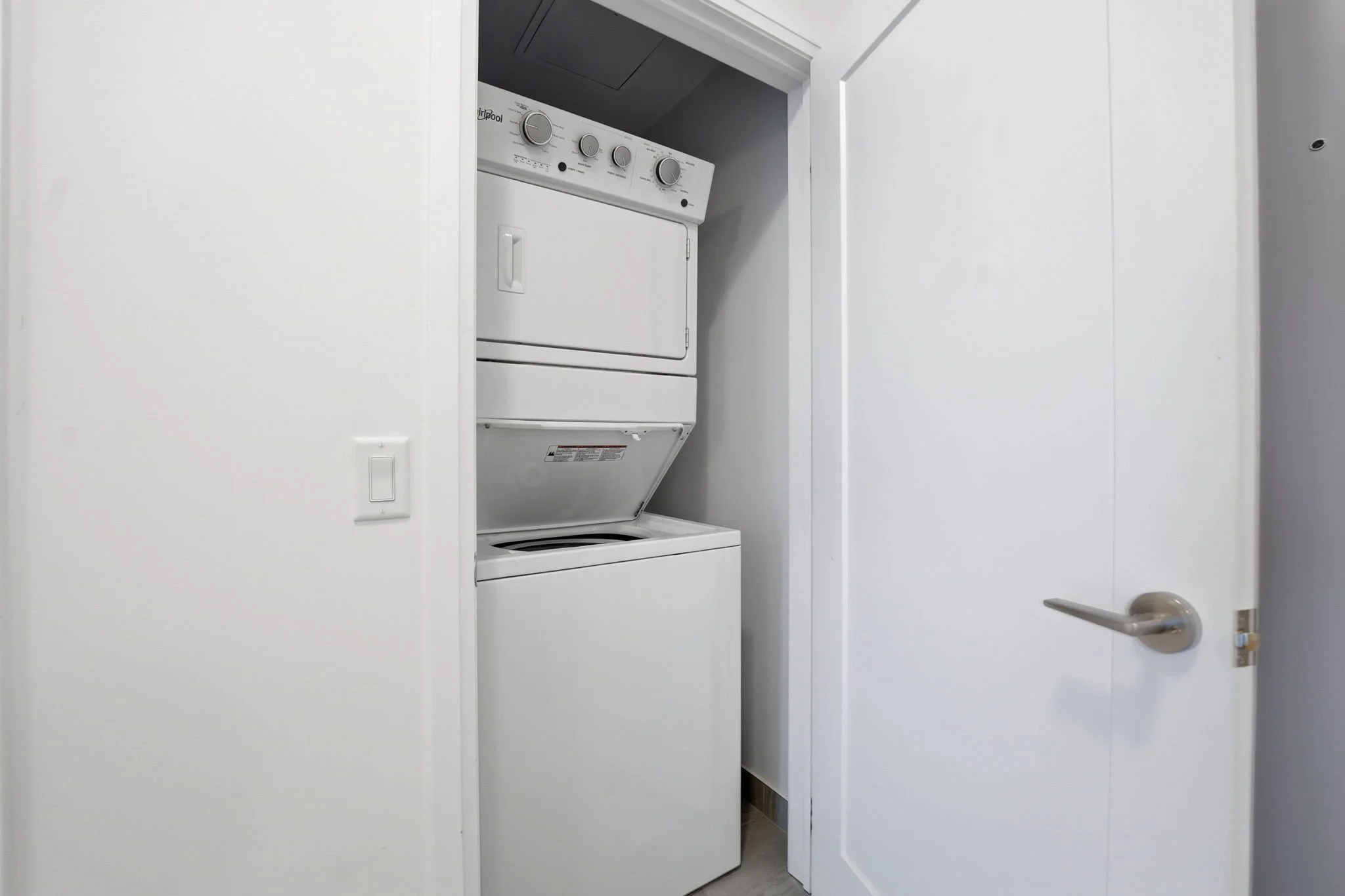 12-web-or-mls-642_-_16_Condord_Place_Grimsby_006.jpg