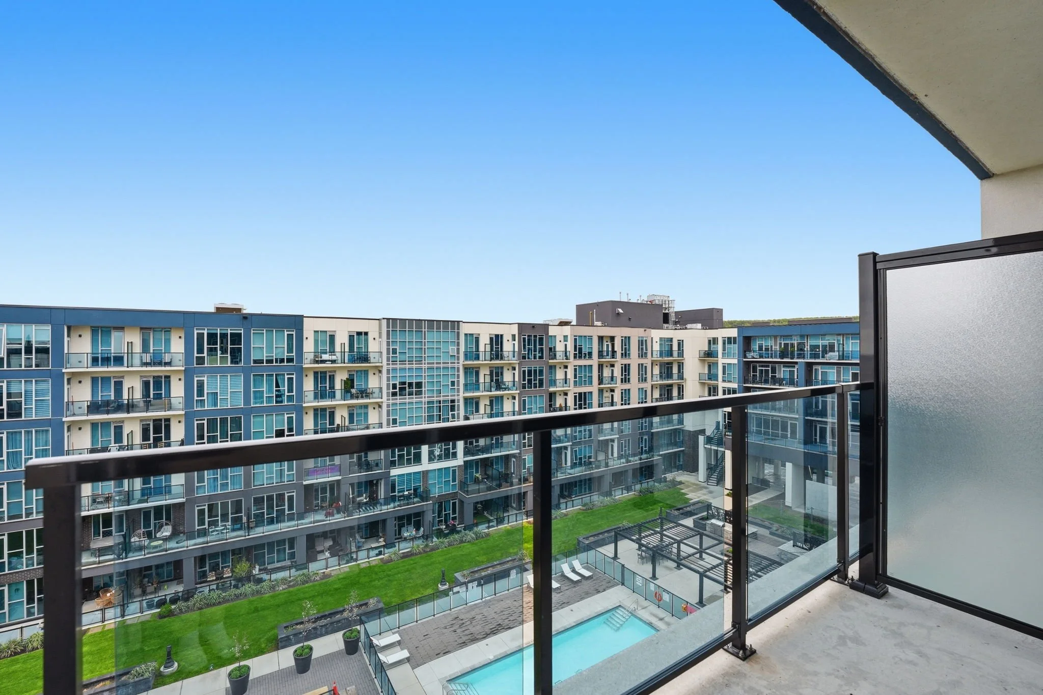 22-web-or-mls-642_-_16_Condord_Place_Grimsby_016.jpg