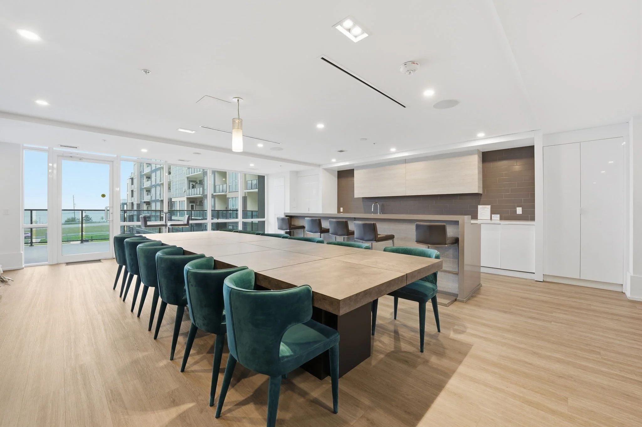 24-web-or-mls-642_-_16_Condord_Place_Grimsby_019.jpg