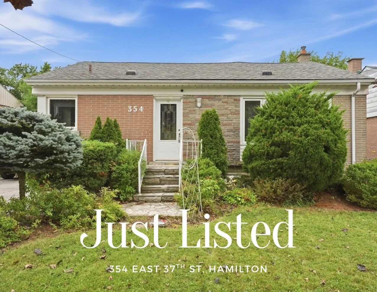 ✨JUST LISTED ✨ A detached bungalow, a big private lot AND a park right across the street? This one checks a lot of boxes.

The bright, open concept main floor features hardwood flooring, large windows and a functional kitchen with breakfast bar, plus