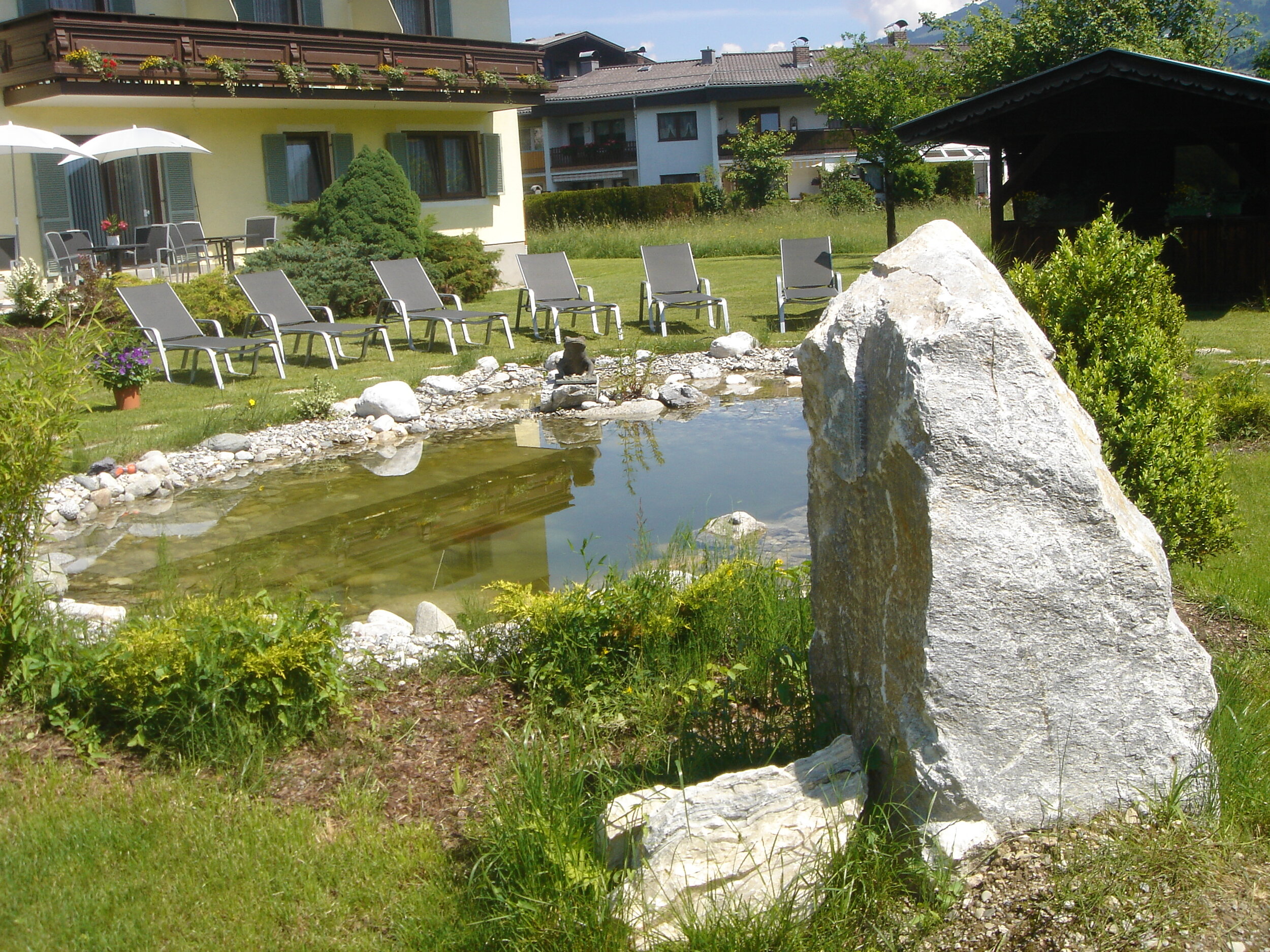 Pension Lindenthaler mit Gartenansicht - Liegewiese und Teich