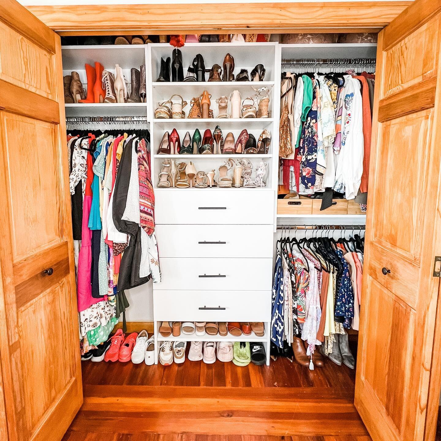Here are some before / after pics of @cooking_con_omi closet, for those of you who prefer photos over reals. Swipe to the end 😉💗 Tell me what space in your home would you love to transform? 
.
.
.
#lillysorganizing #professionalorganizer #organizad