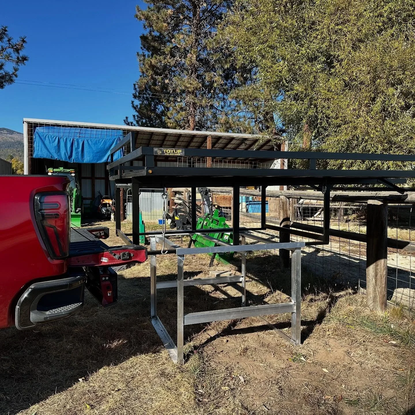The #toyupindustries #storagestand 😎 super easy for one person to load/unload your #truckdeck and the only truck deck one person can load/unload 💪🏼🍻 #toyupcrew🇺🇸