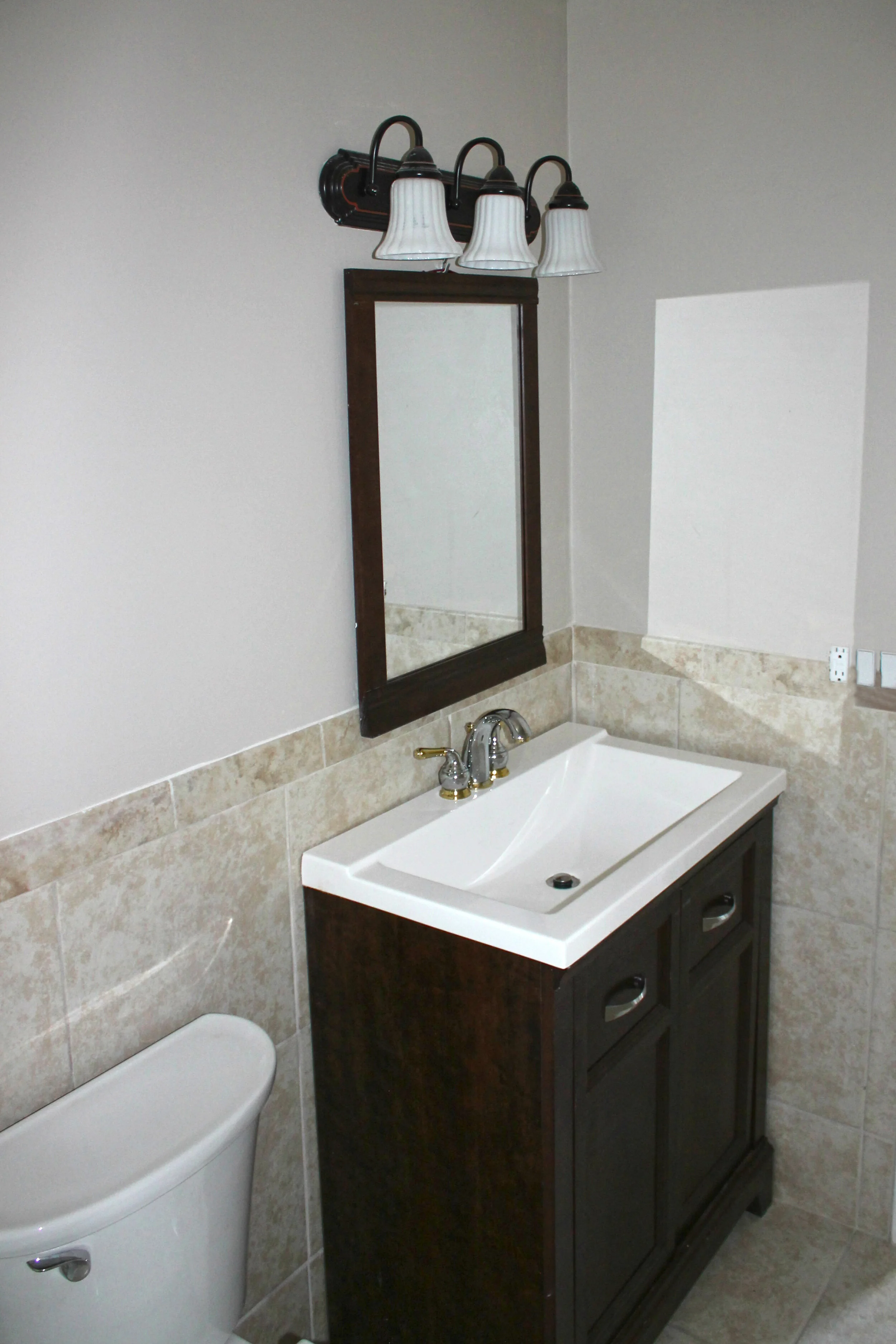 bathroom upstairs1 4497.jpg