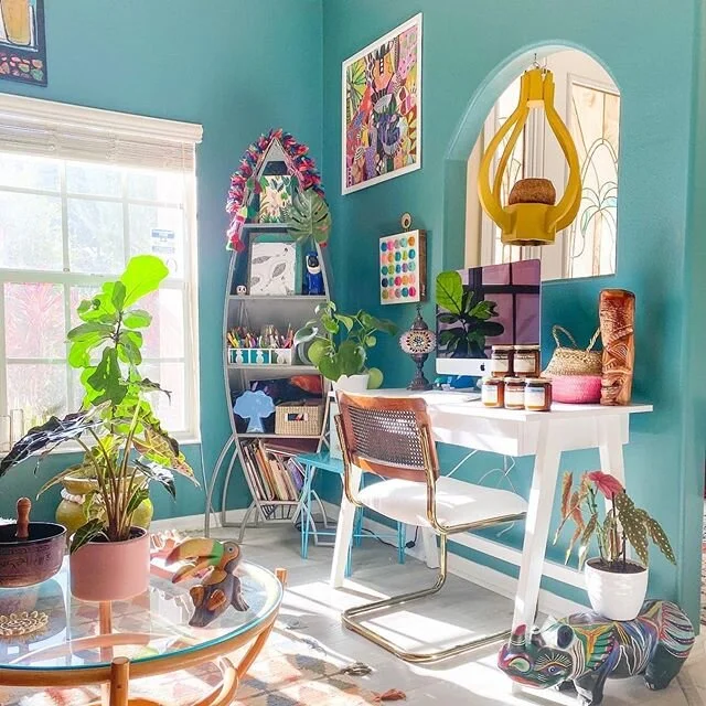 Couldn't agree more with @mango_manor: "When life gives you Monday, dip it in glitter and SPARKLE all day! ✨" Isn't her home office just fabulous? If I can't experience it first hand, I'm glad my artwork at least gets to! 😍
.
.
.
#bfreeart