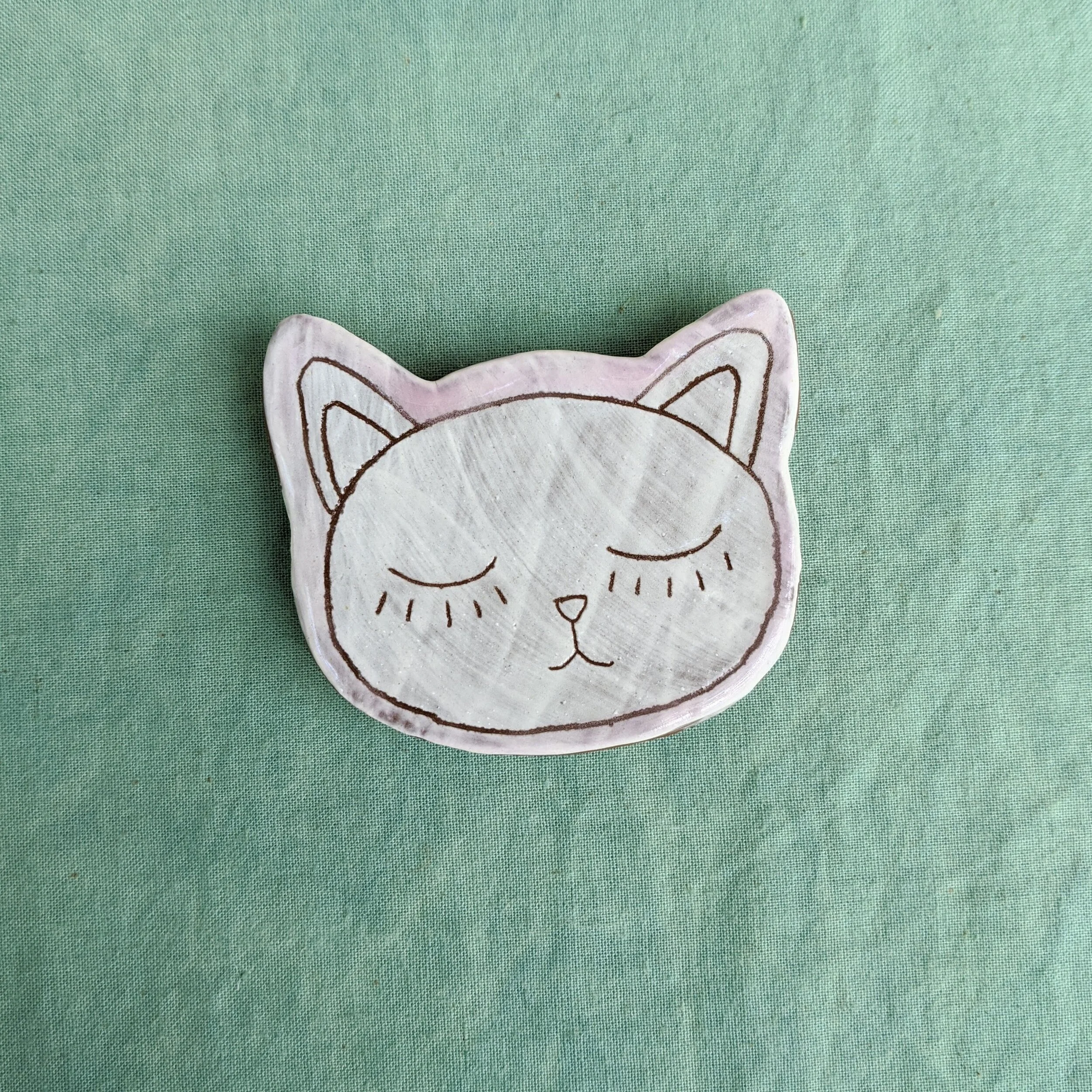Sleepy Kitty Magnet in pink